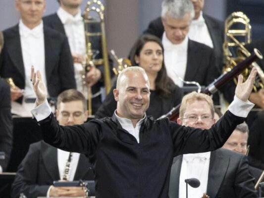 Dirigent Yannick Nézet-Séguion beim Sommernachtskonzert 2023 Dirigent Yannick Nézet-Séguion beim Sommernachtskonzert 2023