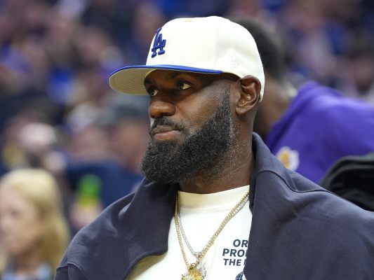 LeBron James kann seinen Kollegen einige Wochen nur zuschauen/Archiv LeBron James kann seinen Kollegen einige Wochen nur zuschauen/Archiv