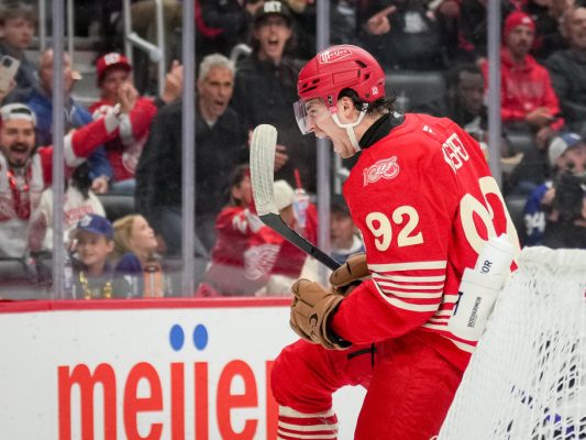 Marco Kasper jubelt über sein erstes NHL-Saisontor
