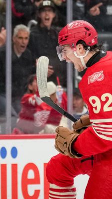 Marco Kasper jubelt über sein erstes NHL-Saisontor