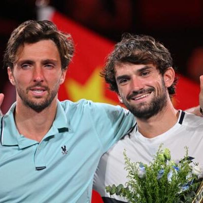 Historisches Siegerfoto: Valentin Vacherot/r. neben Arthur Rinderknech