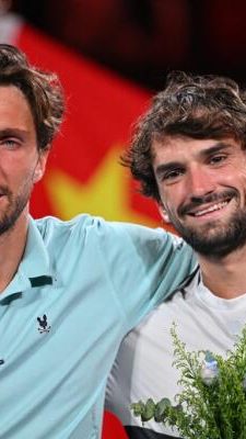 Historisches Siegerfoto: Valentin Vacherot/r. neben Arthur Rinderknech