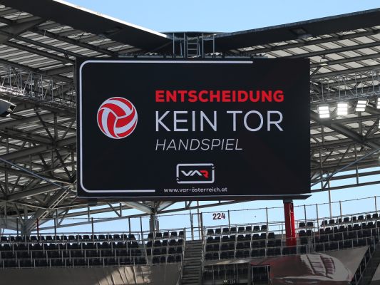Der VAR sorgt jede Woche für Debatten in der Fußballwelt Der VAR sorgt jede Woche für Debatten in der Fußballwelt