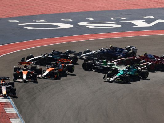 Die beiden McLaren waren im Mittelpunkt des Geschehens Die beiden McLaren waren im Mittelpunkt des Geschehens