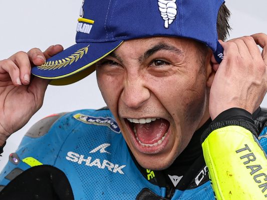 Raul Fernandez jubelt nach erstem MotoGP-Sieg Raul Fernandez jubelt nach erstem MotoGP-Sieg