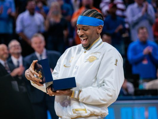 Shai Gilgeous-Alexander gefällt der Meisterschaftsring Shai Gilgeous-Alexander gefällt der Meisterschaftsring