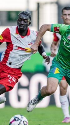 Yeo (l.) rettet Salzburg in die Verlängerung (Archiv)