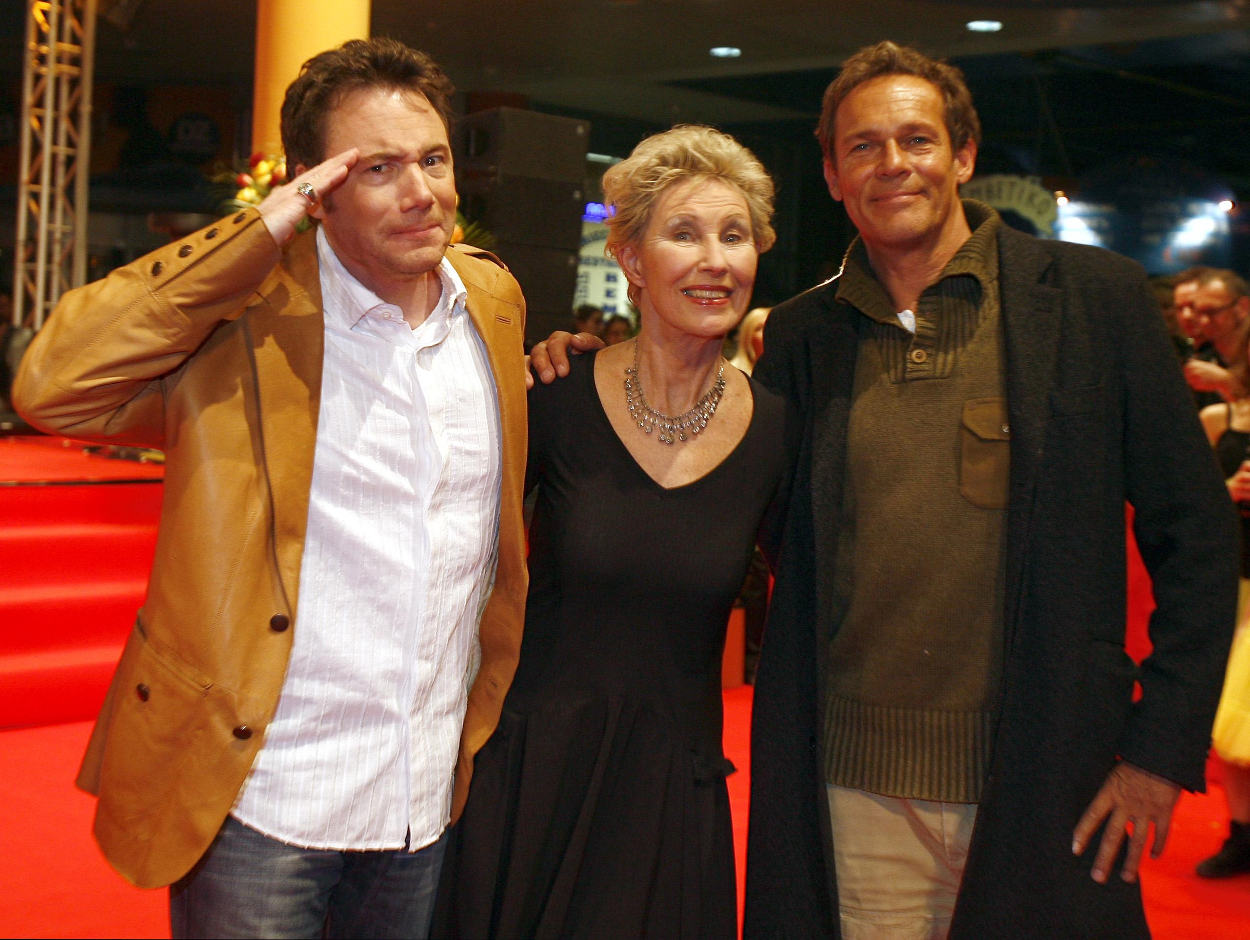 Lotte Ledl mit Filmemacher und Schauspieler Michael "Bully" Herbig (l) und Schauspieler Christian Tramitz (r).