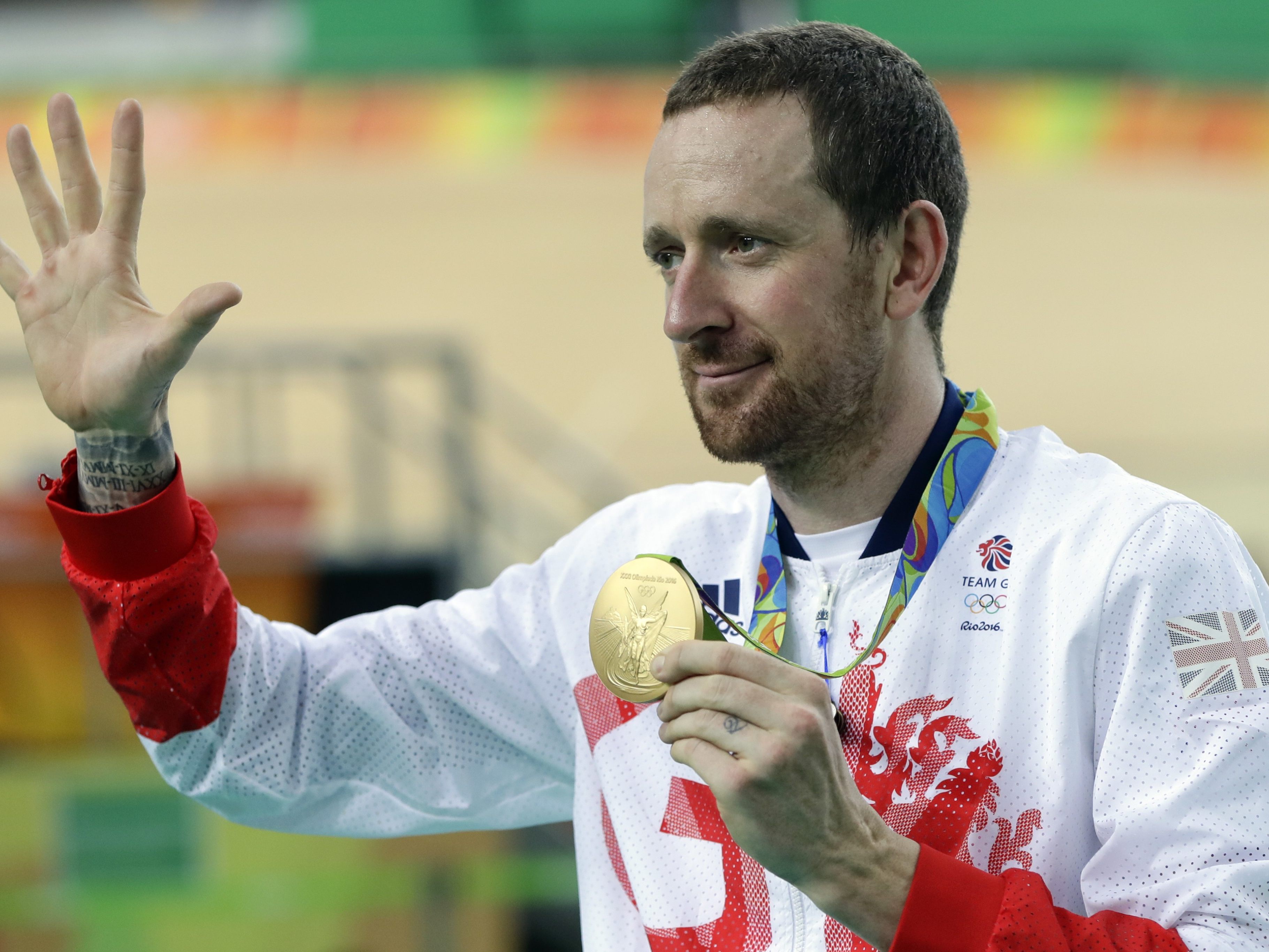 Bradley Wiggins bei der Siegerehrung in Rio de Janeiro am 12. August 2016: Mit dem Team sicherte er sich seine fünfte olympische Goldmedaille – wenige Monate später beendete er seine Karriere.