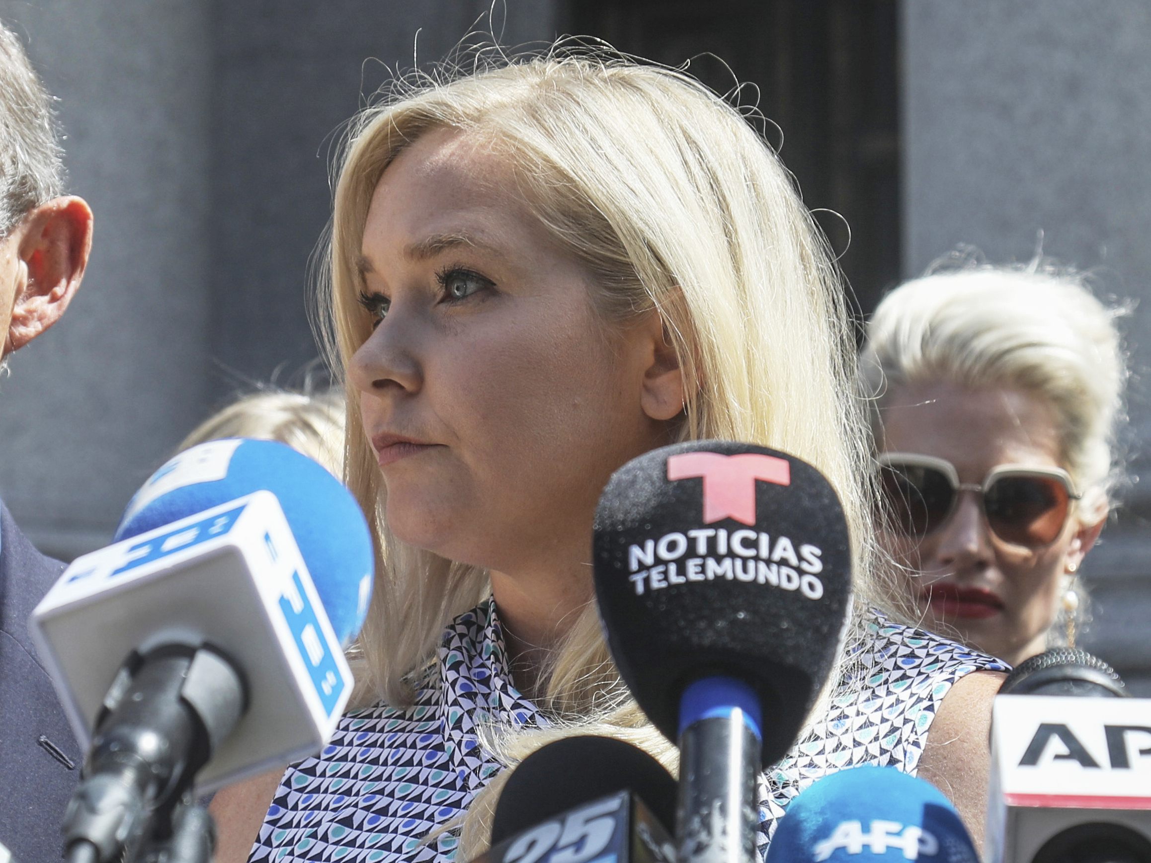 Virginia Giuffre galt als zentrale Zeugin im Missbrauchskomplex um Jeffrey Epstein. Sechs Monate vor der Veröffentlichung ihres Buches nahm sie sich das Leben. Virginia Giuffre galt als zentrale Zeugin im Missbrauchskomplex um Jeffrey Epstein. Sechs Monate vor der Veröffentlichung ihres Buches nahm sie sich das Leben.