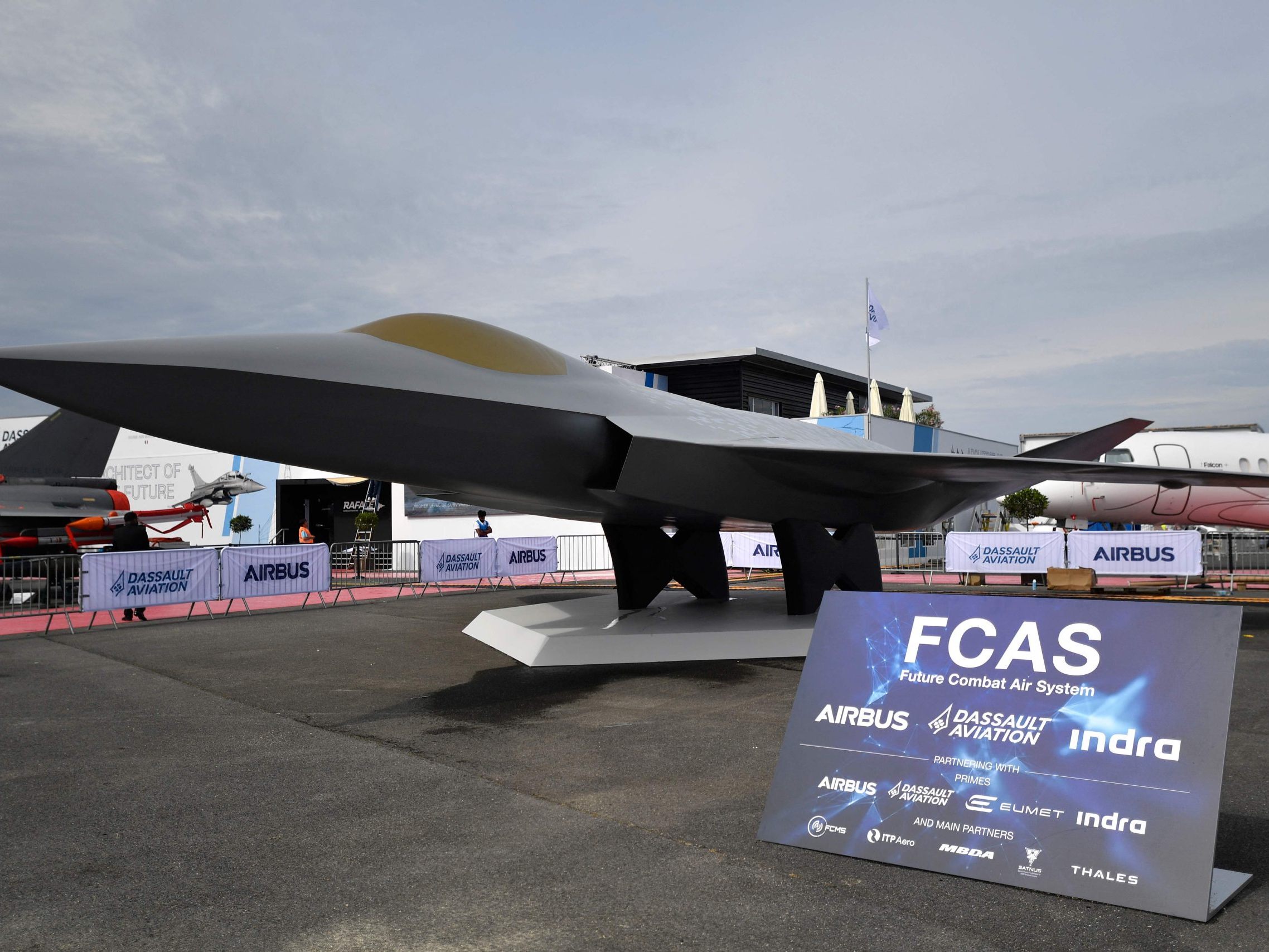 Ein Modell eines Kampfjets für das europäische Luftkampfsystem FCAS.