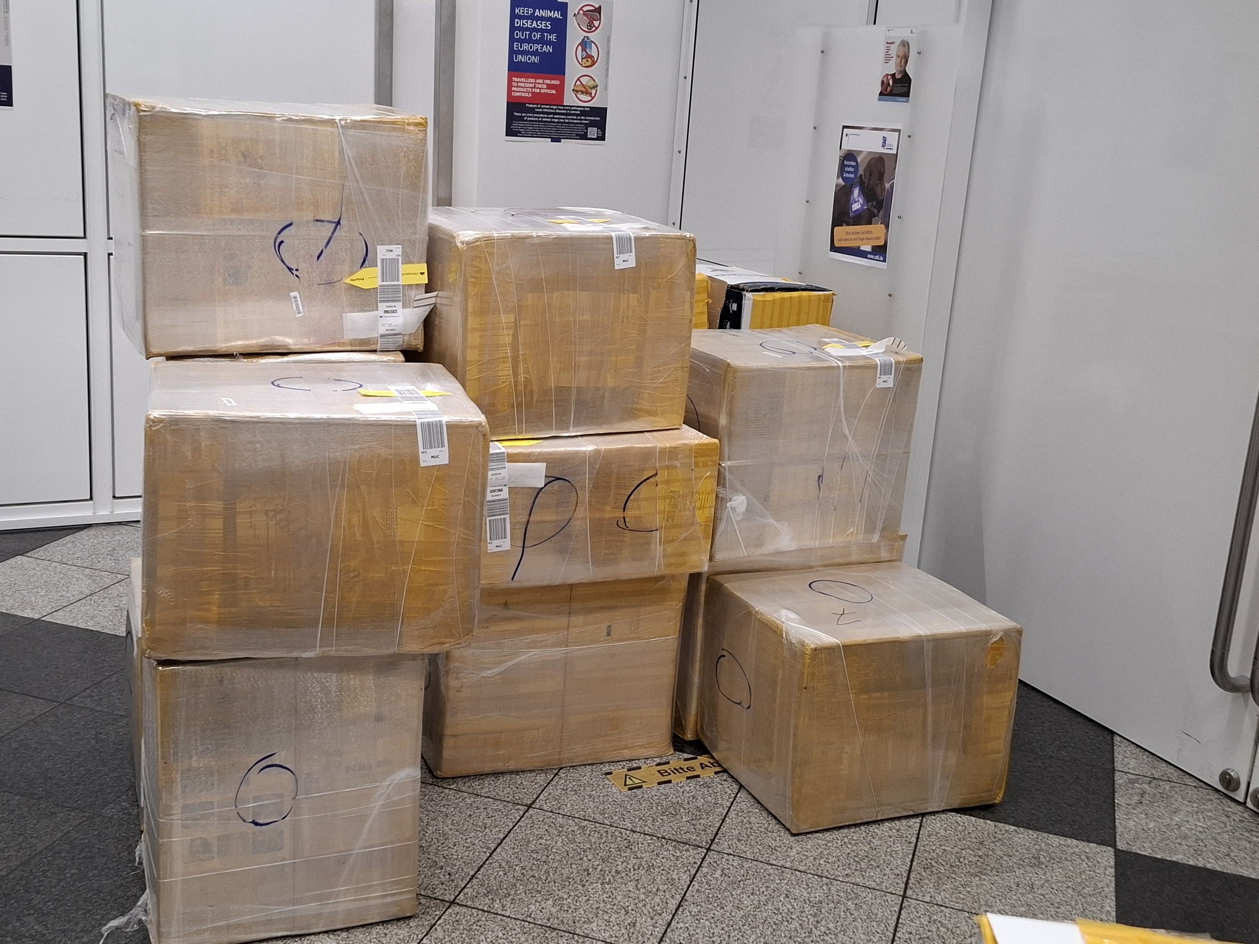 Rekordmenge an Zigaretten entdeckt: 600.000 Stück Zigaretten wollte ein Ehepaar am Zoll vorbeischmuggeln. Rekordmenge an Zigaretten entdeckt: 600.000 Stück Zigaretten wollte ein Ehepaar am Zoll vorbeischmuggeln.