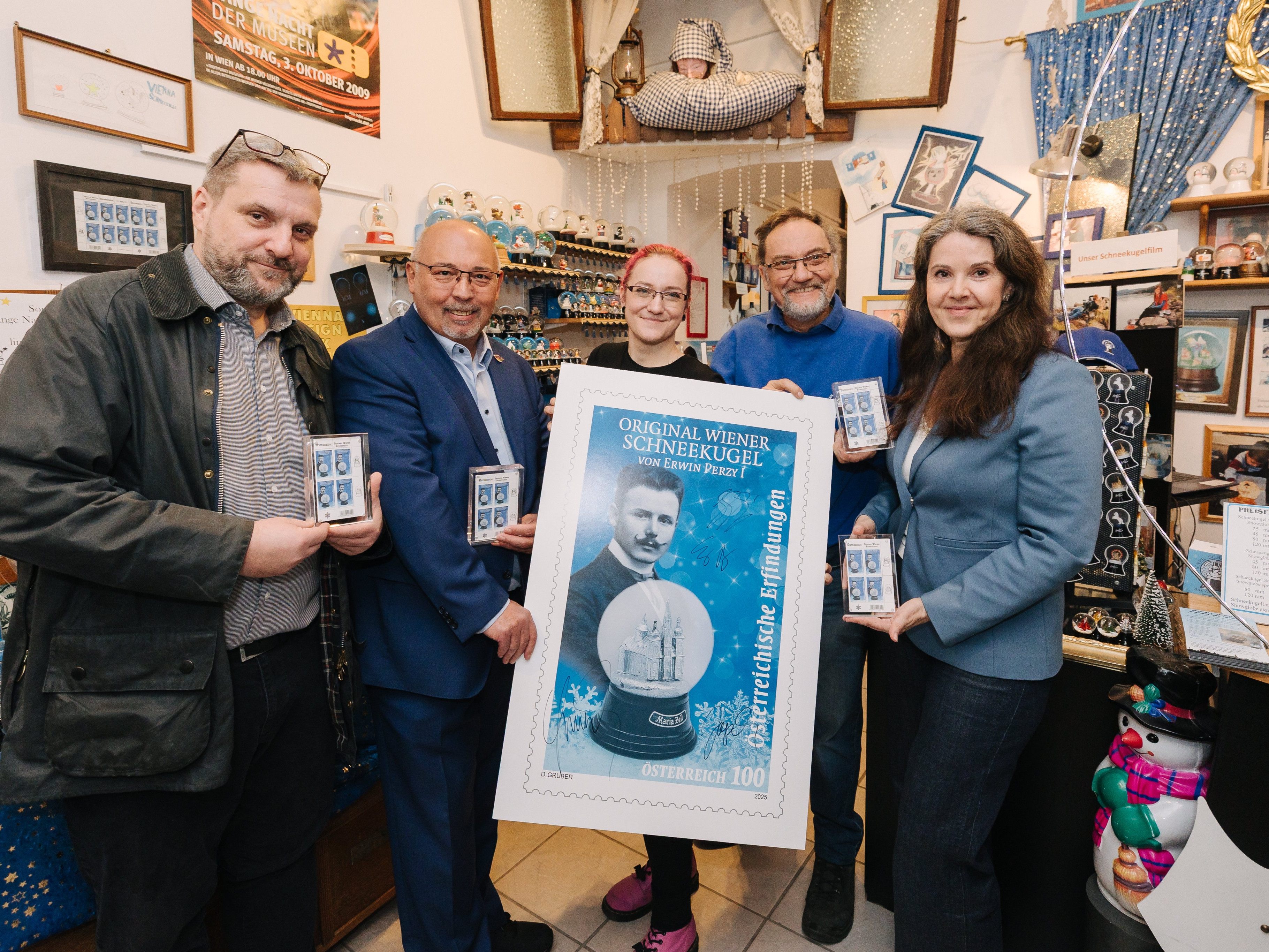 Ein Wintergruß, der niemals taut: 125 Jahre Wiener Schneekugel als Briefmarke. Ein Wintergruß, der niemals taut: 125 Jahre Wiener Schneekugel als Briefmarke.