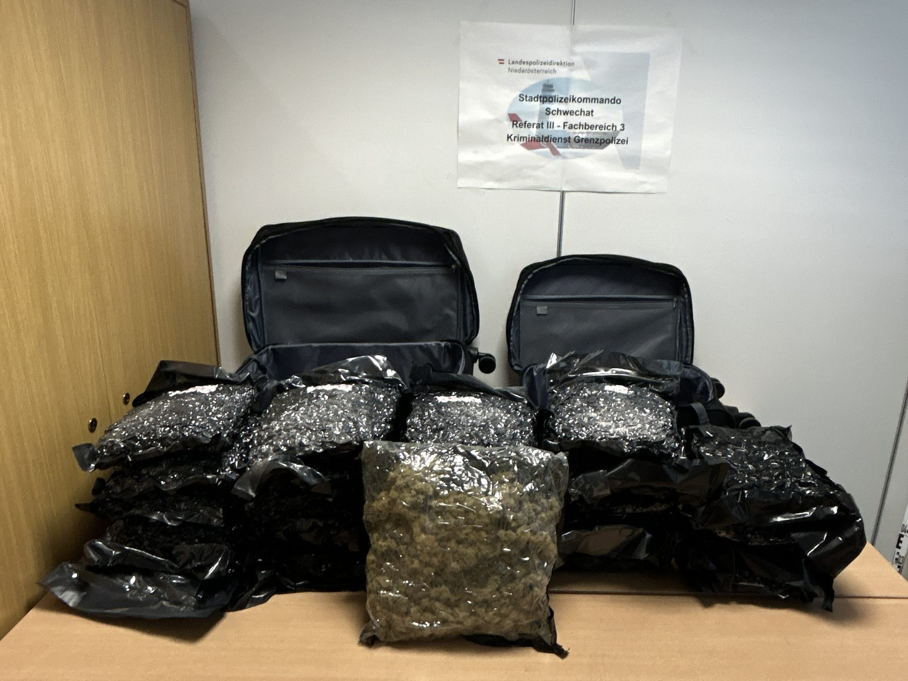 Die Polizei stellte rund 25 Kilogramm Cannabiskraut sicher.