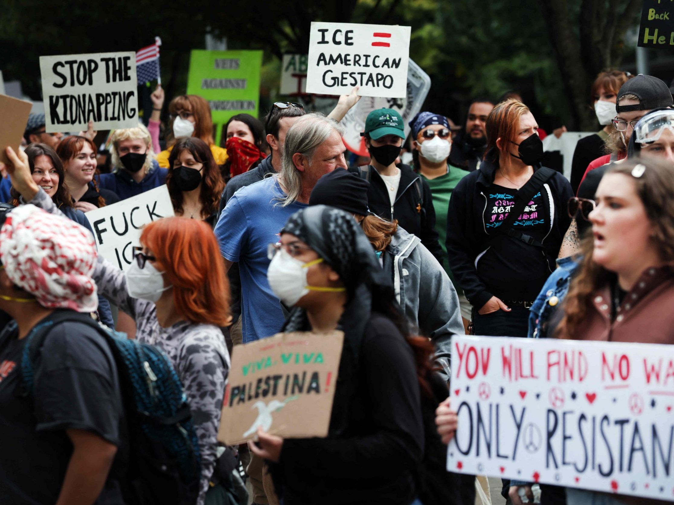 Im Süden der Stadt wird seit Monaten vor einem Gebäude der US-Einwanderungsbehörde ICE protestiert. Trump bezeichnet die Stadt als "vom Krieg verwüstet".