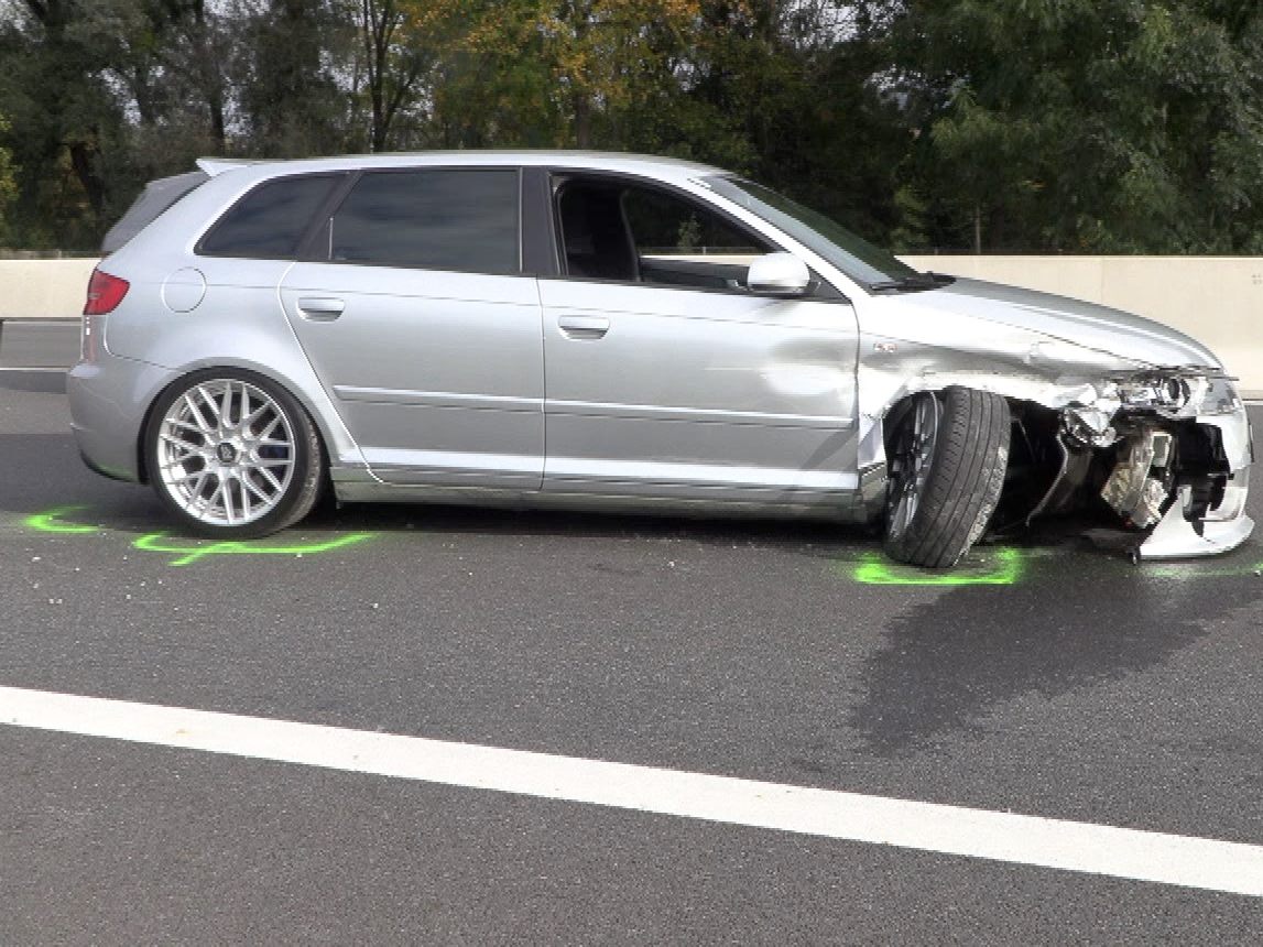 Schleuderunfall auf A14: Pkw kracht in Leitschiene Schleuderunfall auf A14: Pkw kracht in Leitschiene