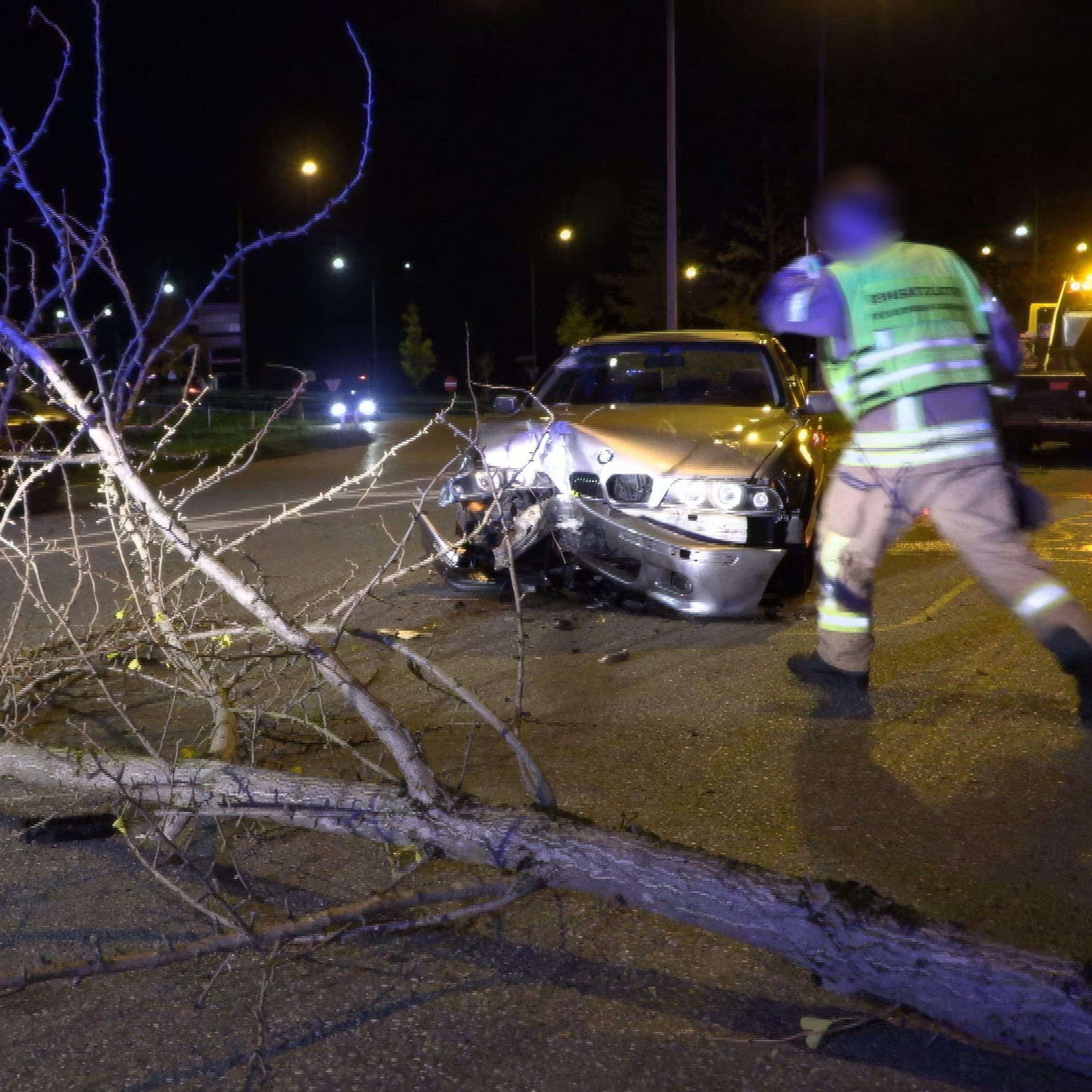 Auto prallt in Dornbirn gegen Baum.