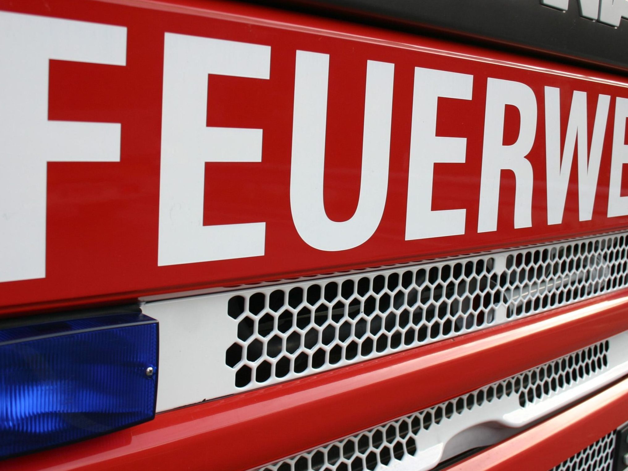 Lkw-st-rzt-in-St-Gallenkirch-ber-Abhang-Fahrer-bleibt-unverletzt