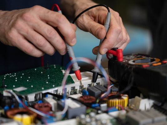 Auf dem Bild sieht man die Reparatur von einem Küchenherd. Auf dem Bild sieht man die Reparatur von einem Küchenherd.
