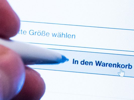 Auf dem Bild sieht man jemanden, etwas online kaufen. Auf dem Bild sieht man jemanden, etwas online kaufen.