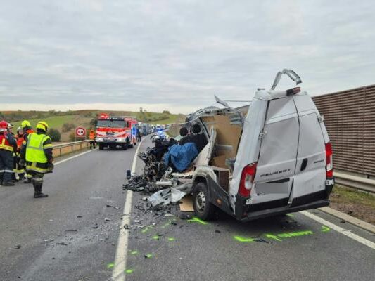 Auf dem Bild sieht man den fast vollständig zerstörten Kleintransporter. Auf dem Bild sieht man den fast vollständig zerstörten Kleintransporter.