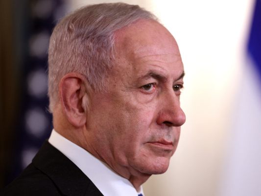 Auf dem Bild sieht man Israels Premierminister Benjamin Netanyahu von der Seite. Auf dem Bild sieht man Israels Premierminister Benjamin Netanyahu von der Seite.