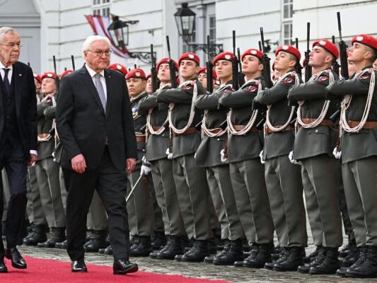 Auf dem Bild sieht man Bundespräsident Alexander Van der Bellen und Deutschlands Präsidenten Frank-Walter Steinmeier beim Empfang in Wien.