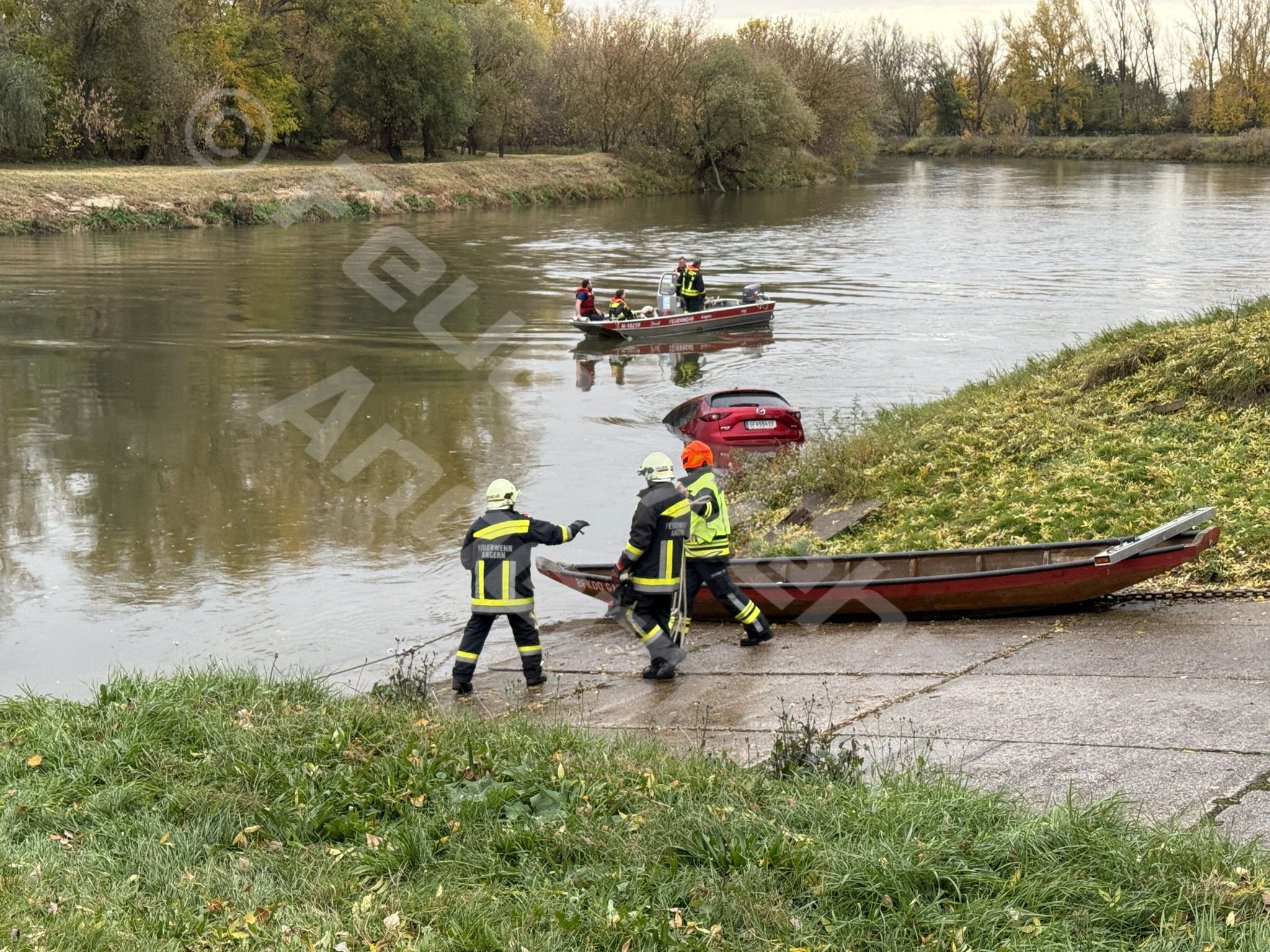 Die Feuerwehr brachte die Beifahrerin und den Pkw ans Ufer.