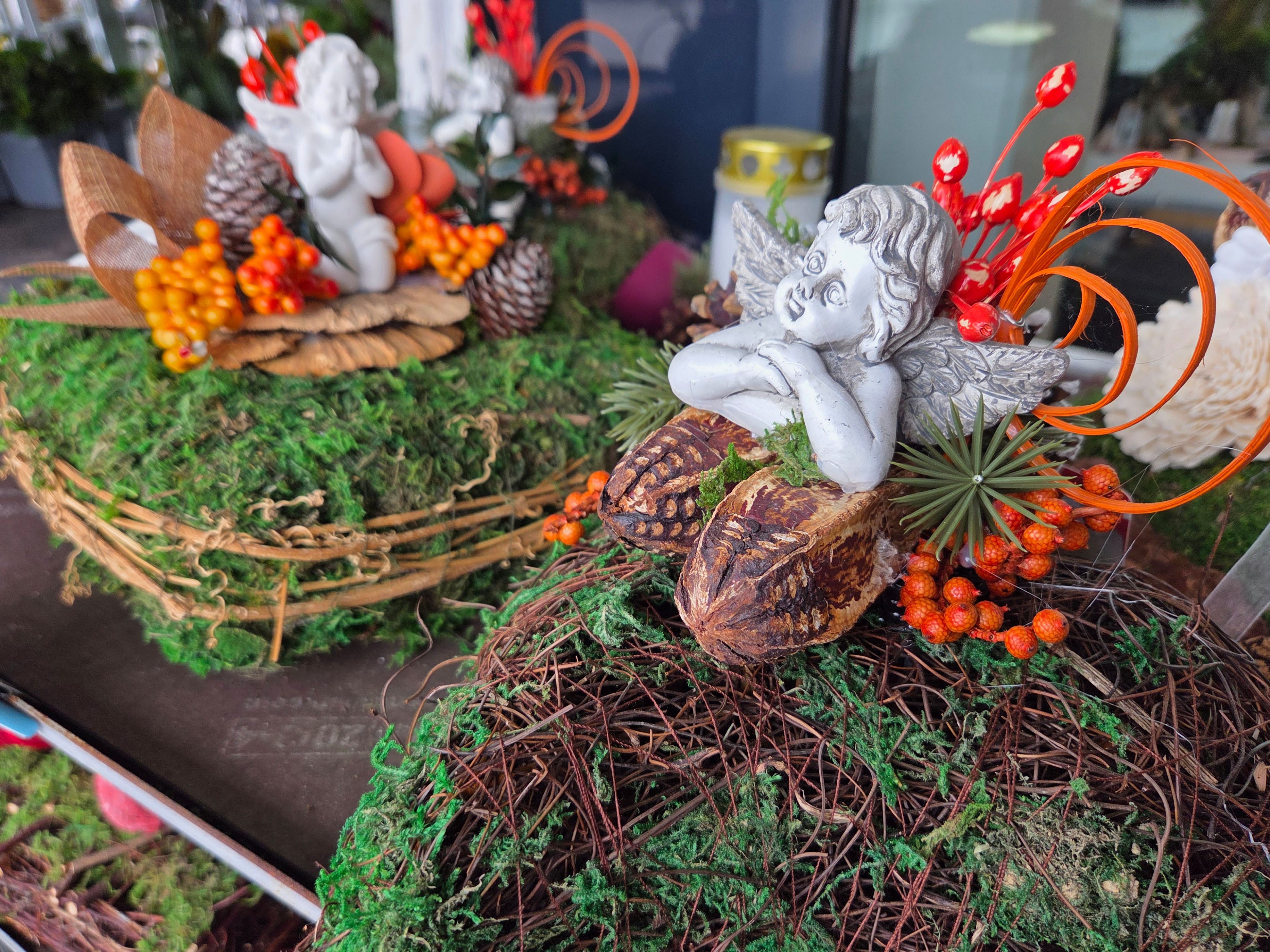 Damit das Grab zum 1. November gepflegt, würdevoll und einladend aussieht, helfen rechtzeitige Vorbereitung, robuste Pflanzen und stimmungsvolle Deko.