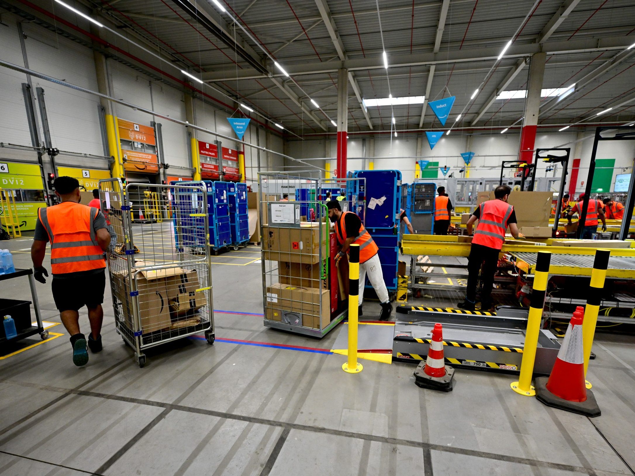 Der-Weg-unserer-Amazon-Bestellungen-Blick-ins-Verteilzentrum-in-Wien-Liesing