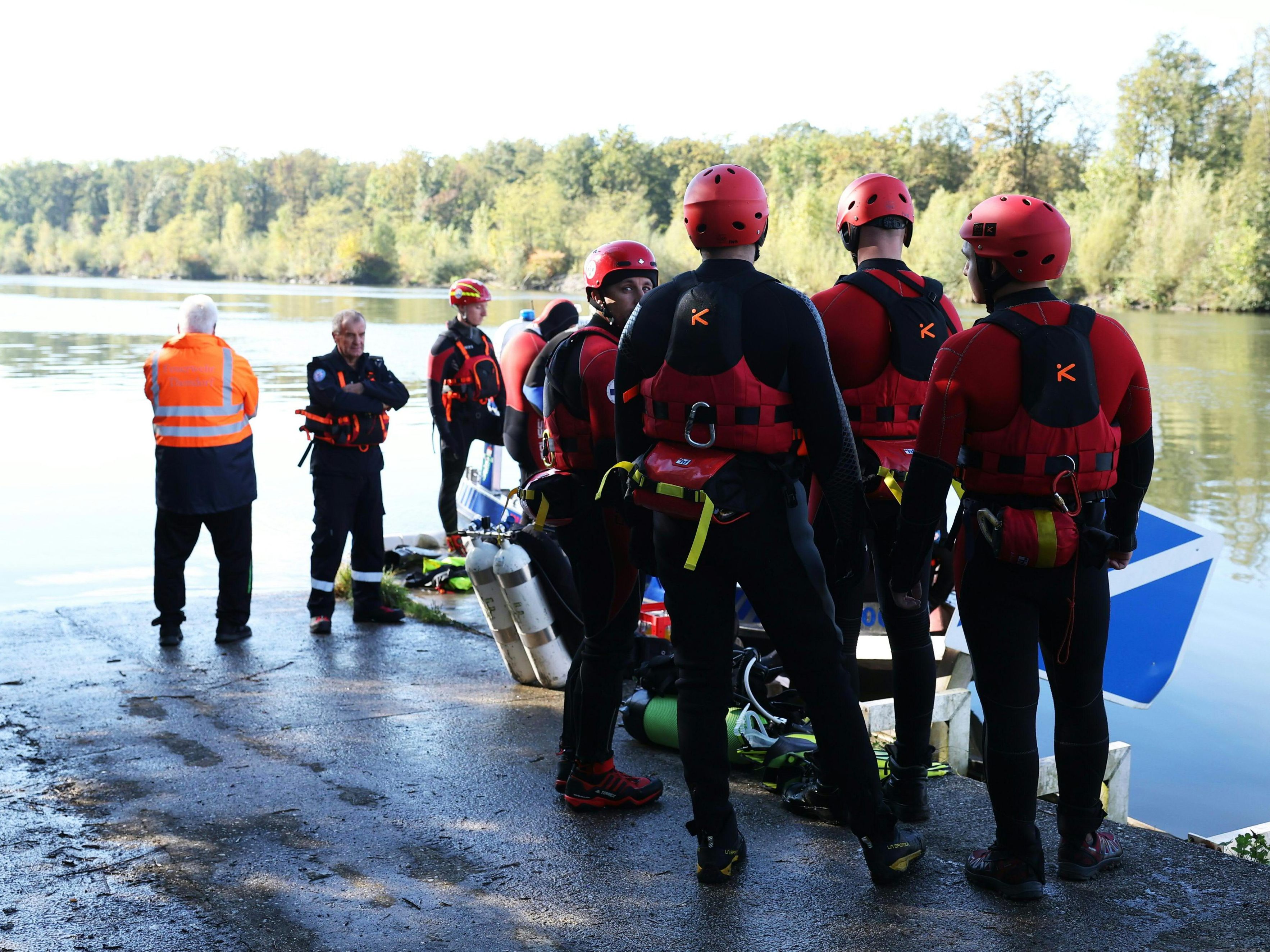 Die Ursache ist weiterhin unklar - die Arbeiter trugen aber offenbar keine Schwimmwesten. Die Ursache ist weiterhin unklar - die Arbeiter trugen aber offenbar keine Schwimmwesten.