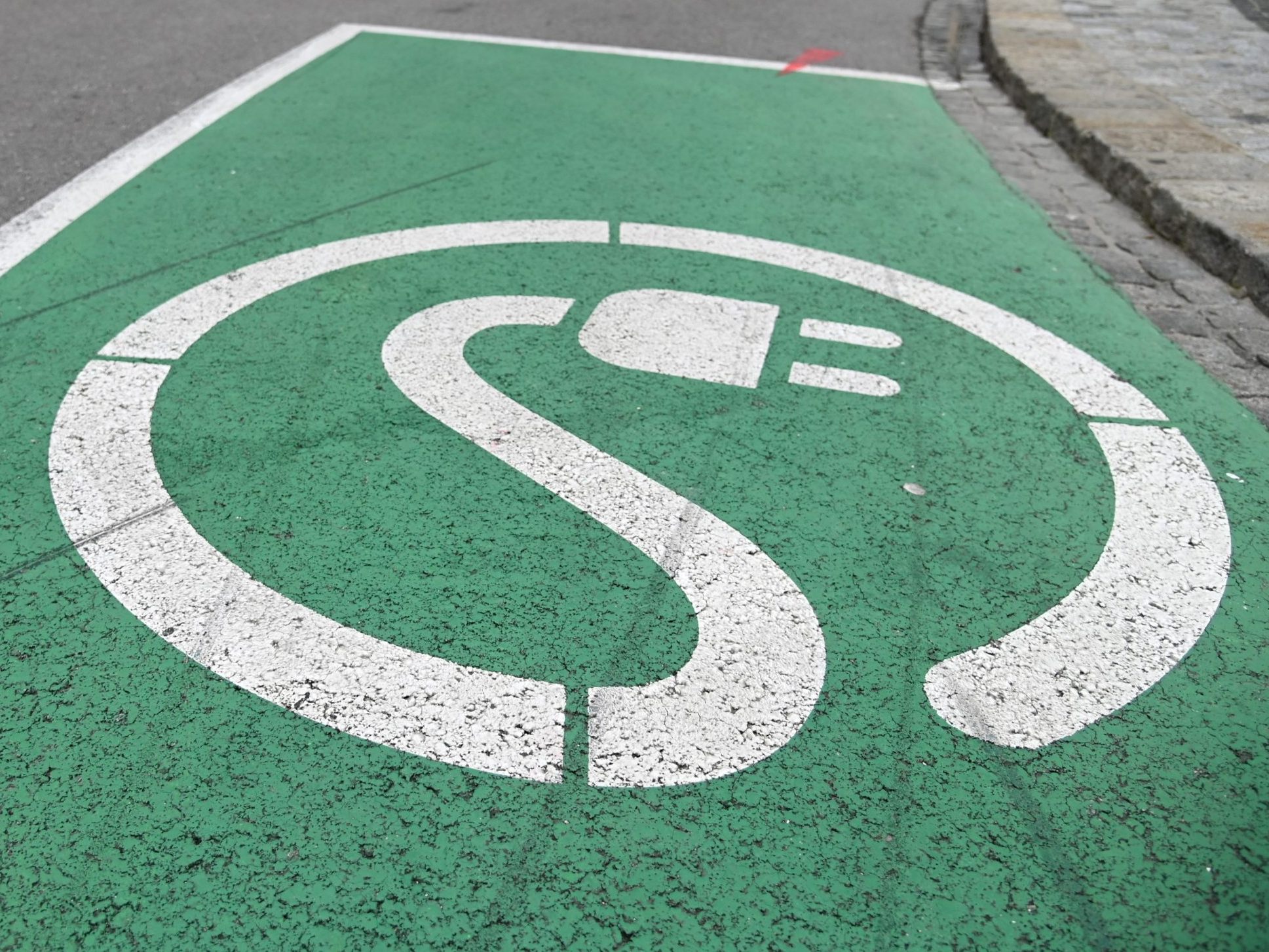 Neuzulassungen-von-E-Transportern-eingebrochen