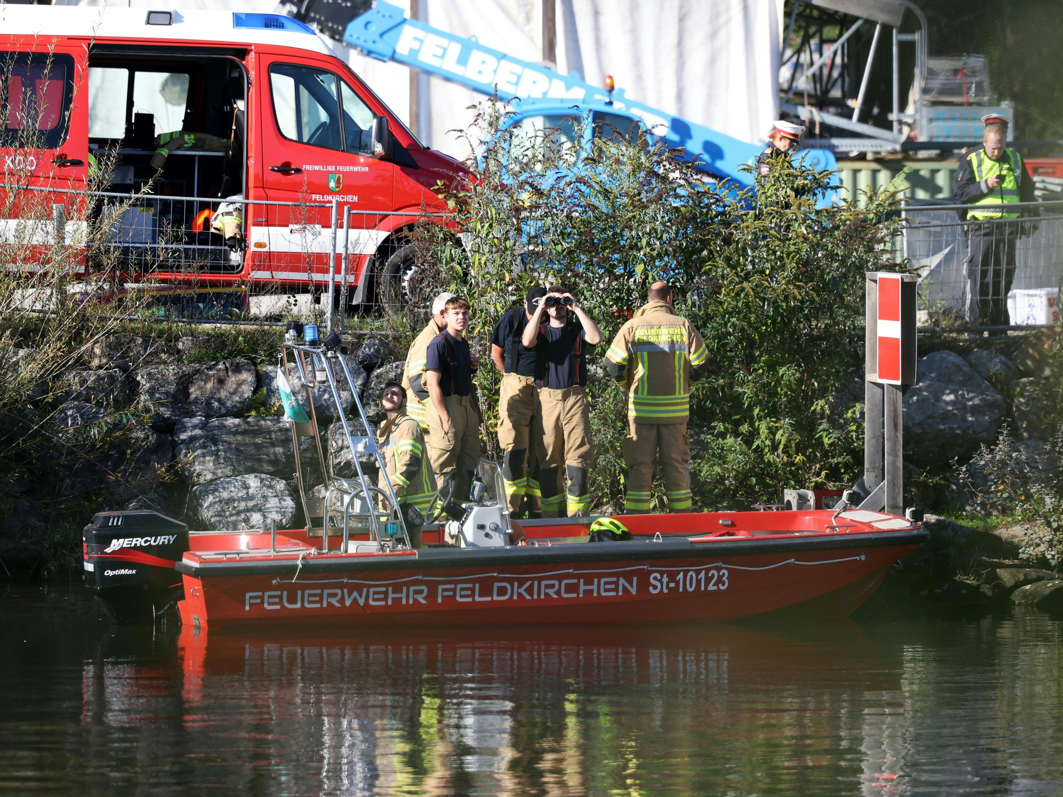 Neben dem Polizeihubschrauber wurden auch Feuerwehr-Taucher alarmiert. Neben dem Polizeihubschrauber wurden auch Feuerwehr-Taucher alarmiert.