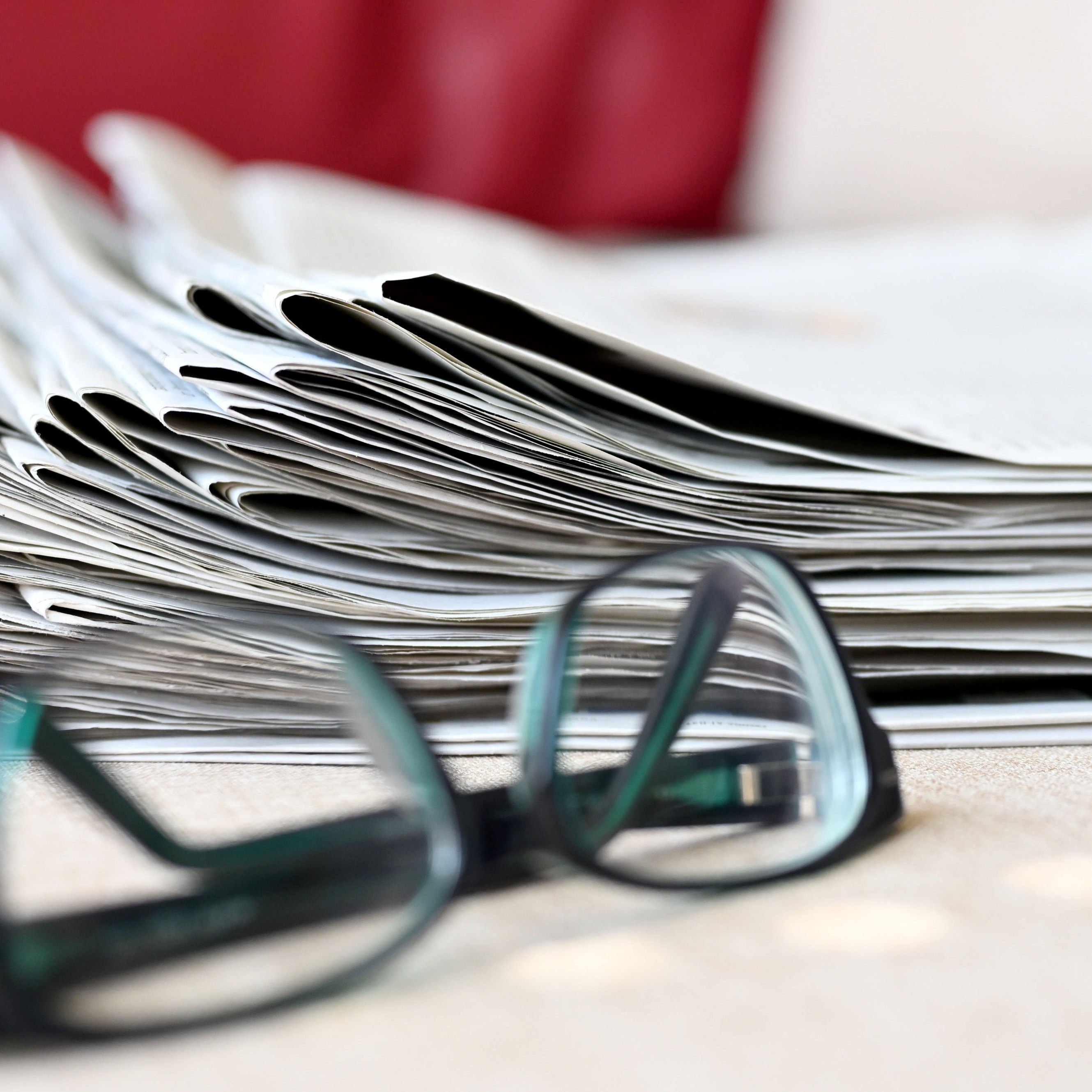 Im Bild zu sehen: ein Stapel Zeitungen.