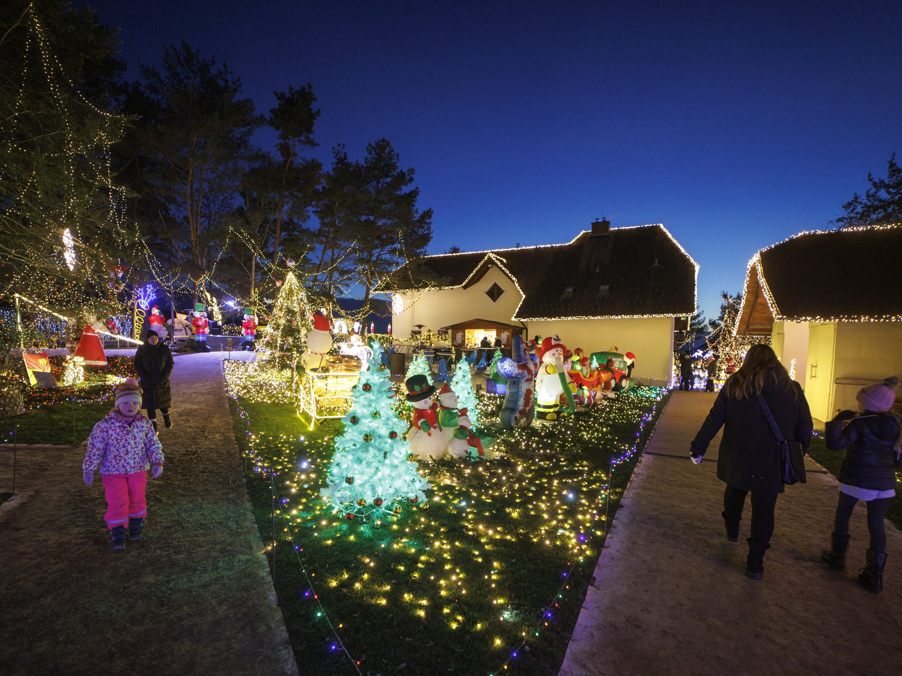 Lichtermeer-und-Disney-Zauber-Weihnachtshaus-in-Bad-Tatzmannsdorf-erstrahlt-bald-wieder