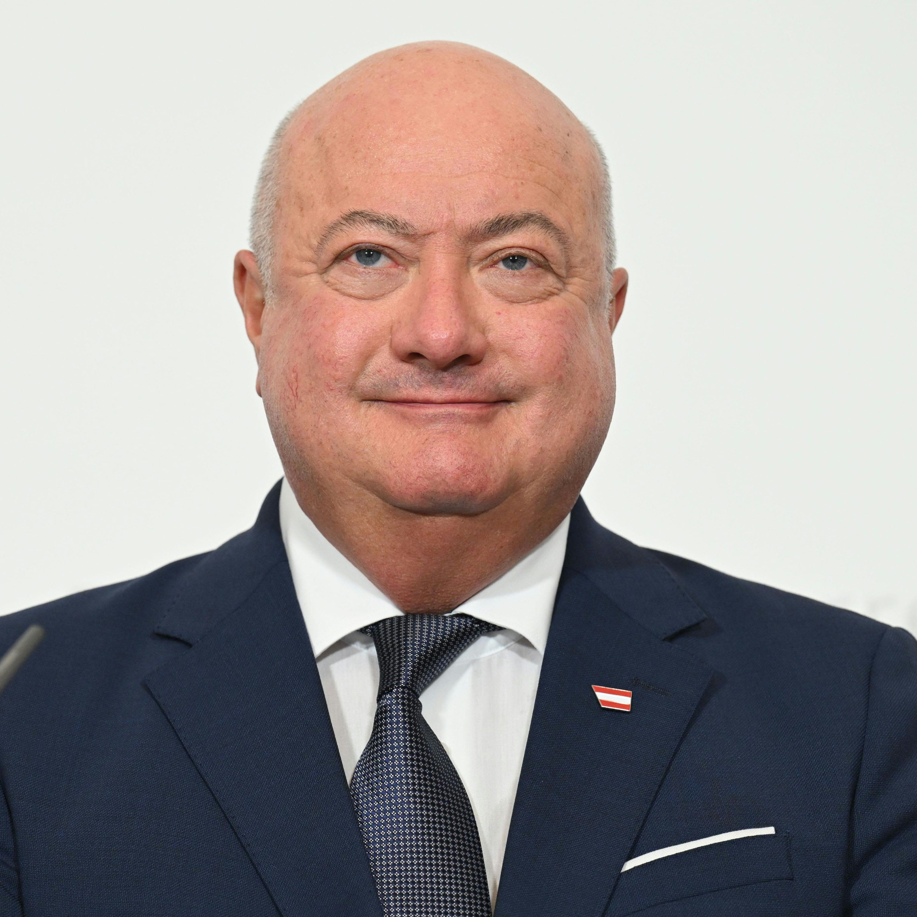 Bundeskanzler Christian Stocker (ÖVP) sprach in einer Aussendung seinen Dank an die Gewerkschaft und alle Beschäftigten im öffentlichen Dienst aus.