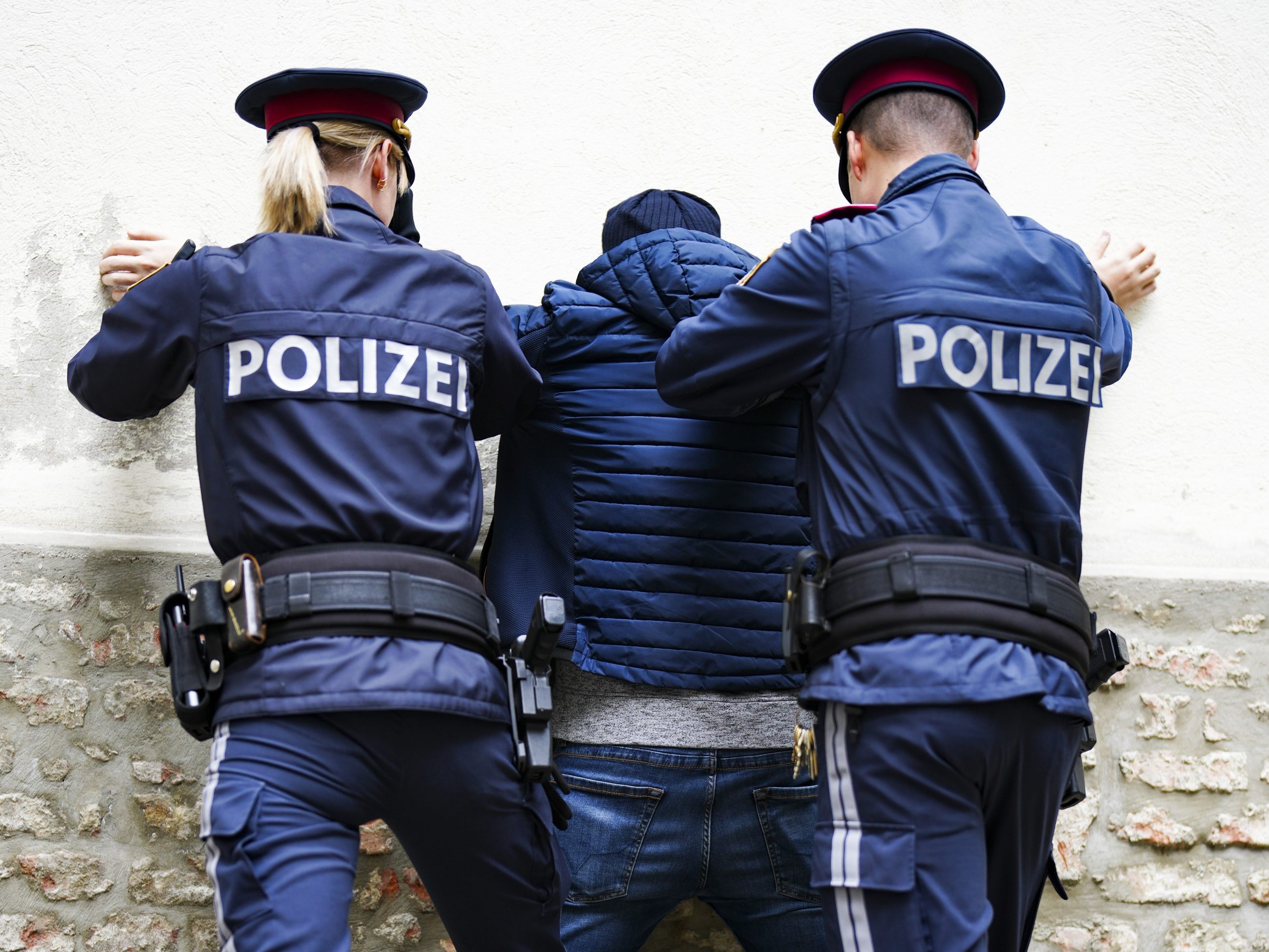 Der 36-Jährige wurde vorläufig festgenommen und mehrfach angezeigt. Der 36-Jährige wurde vorläufig festgenommen und mehrfach angezeigt.