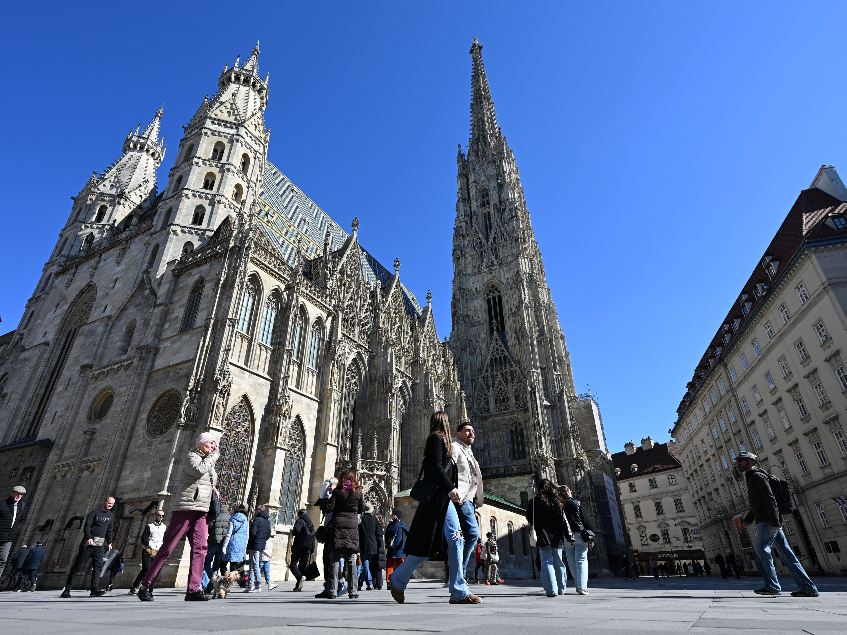 77 Kreuzarbeiten von Arnulf Rainer werden ausgestellt.