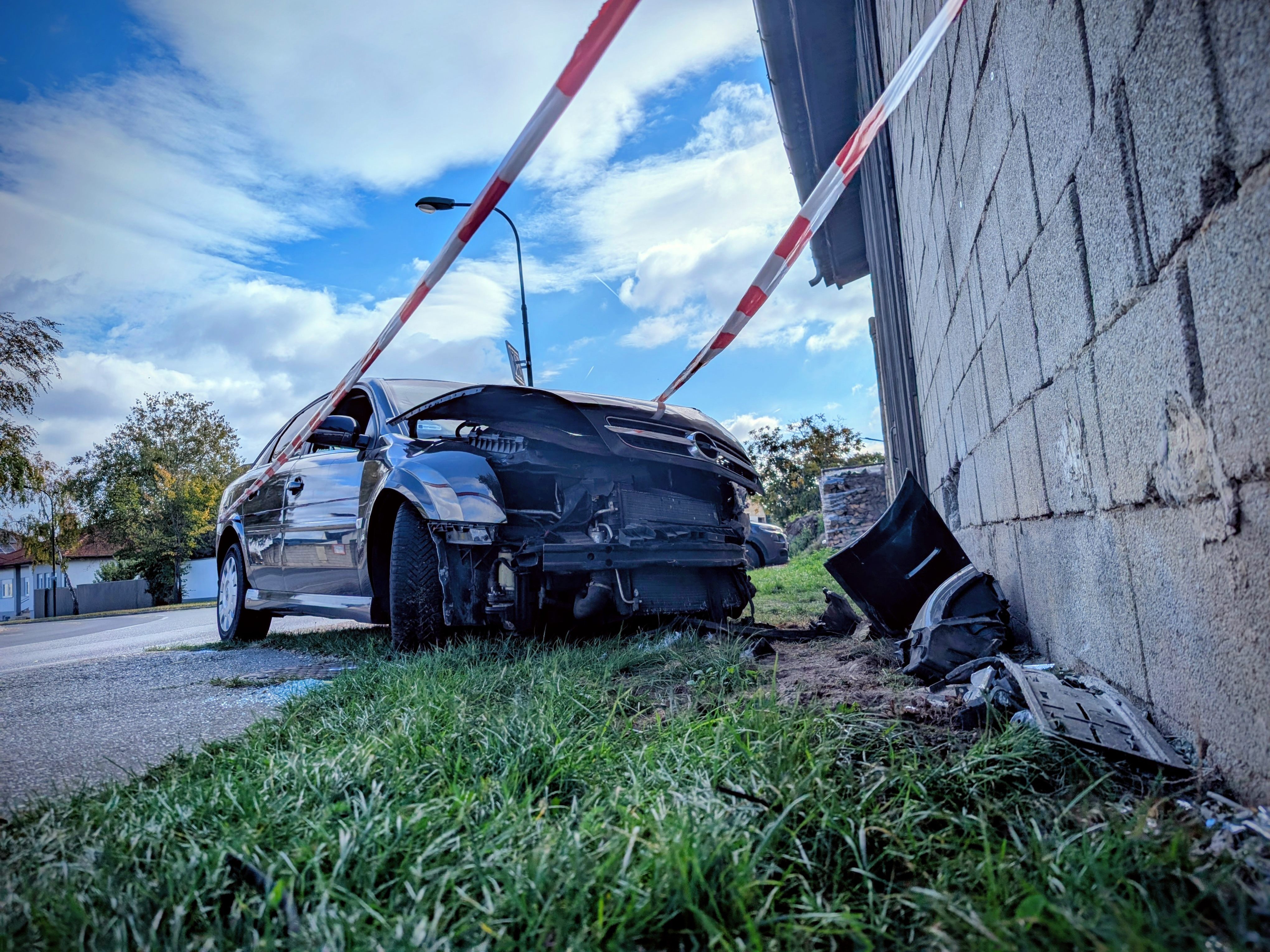 Der schwer verletzte Lenker musste aus dem Wrack befreit werden.