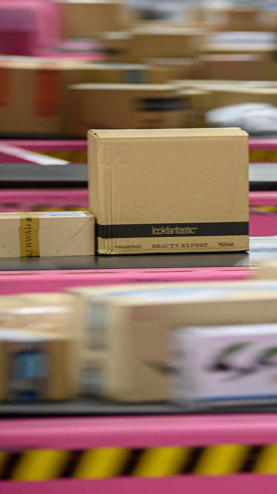 Teilweise Wiederaufnahme des Paketversands in die USA.