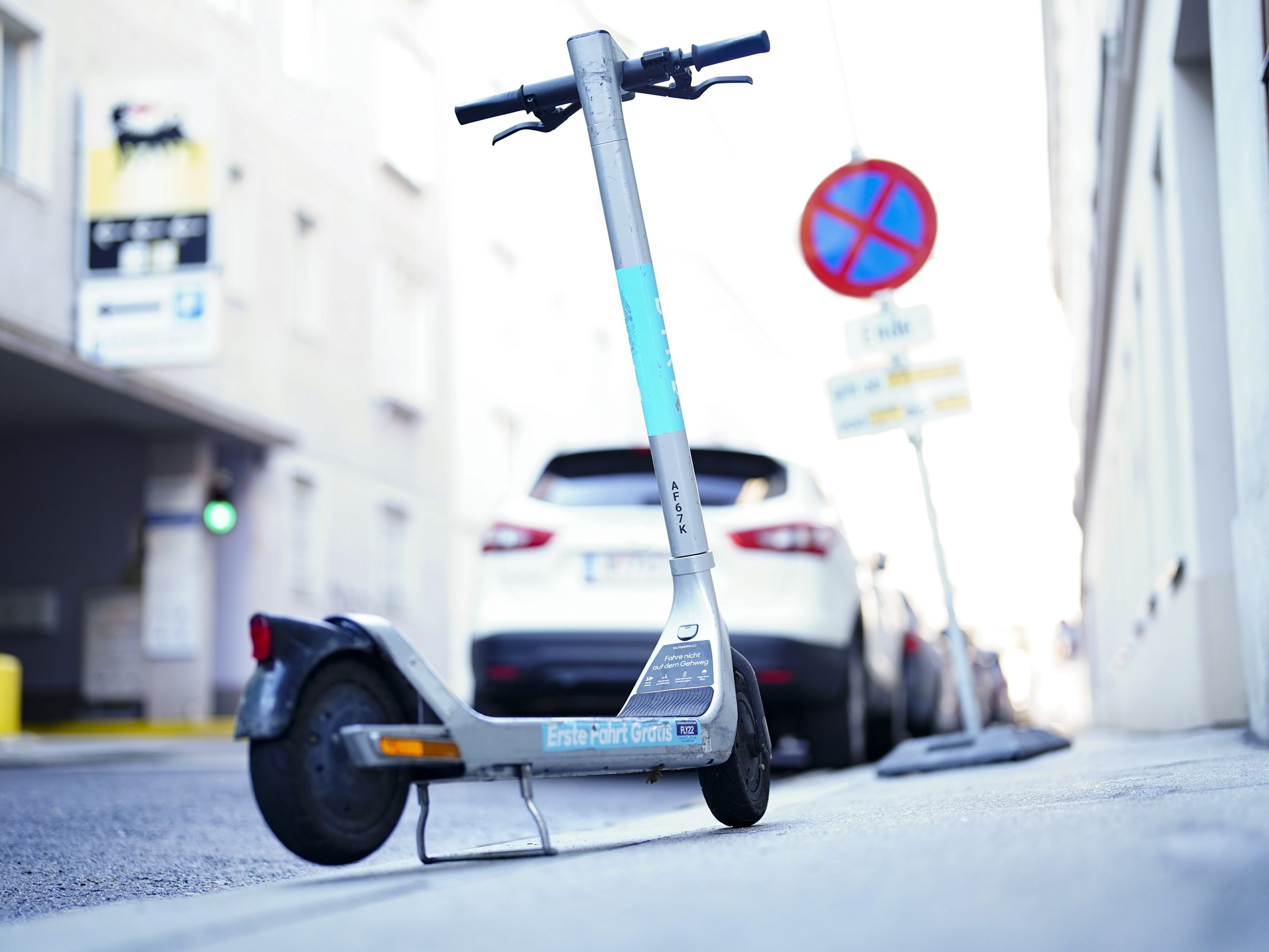 Betrunkene-E-Scooter-Fahrerin-in-Wien-kollidierte-mit-Lkw