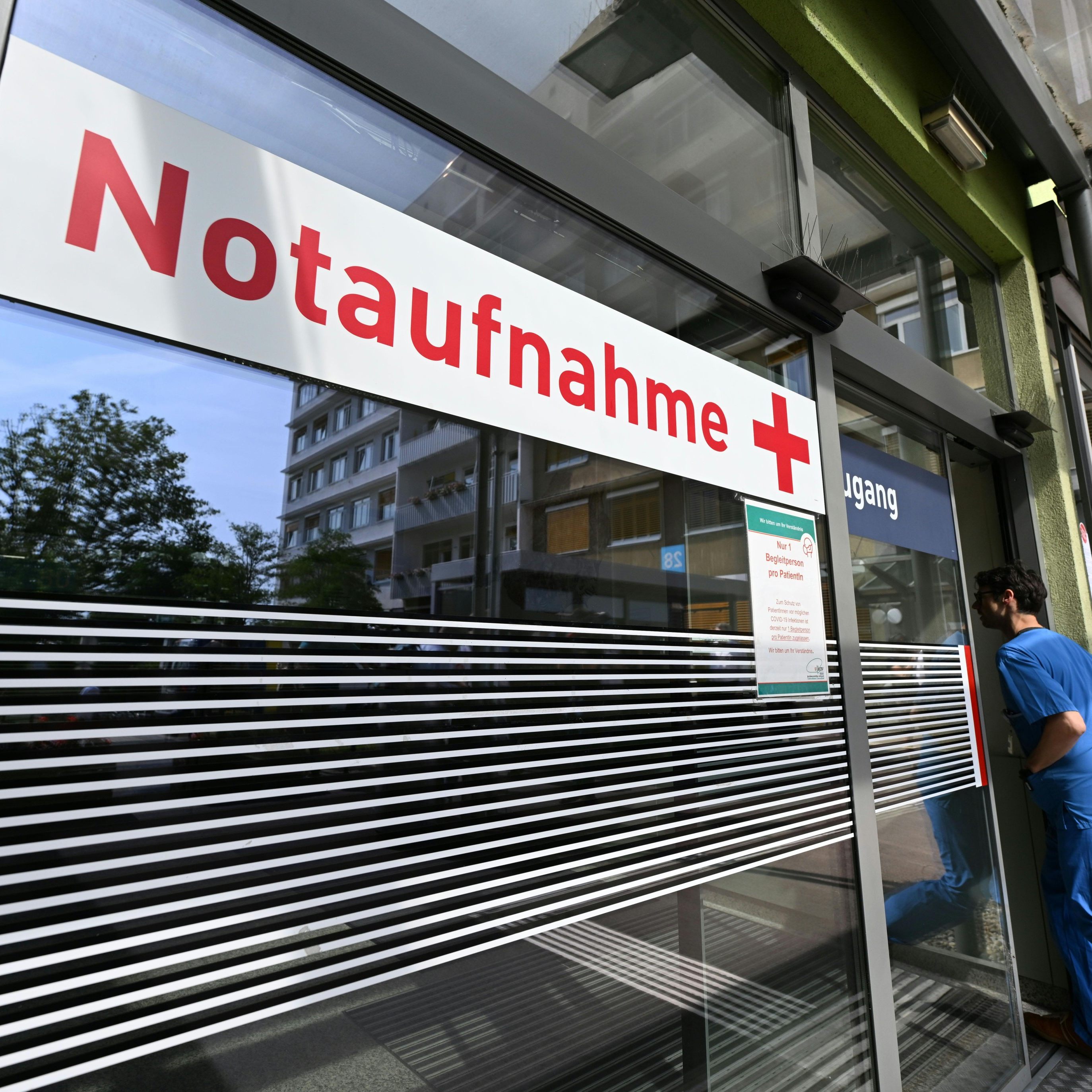 Die Frau konnte aus Kapazitätsgründen in keinem spezialisierten Spital behandelt werden.