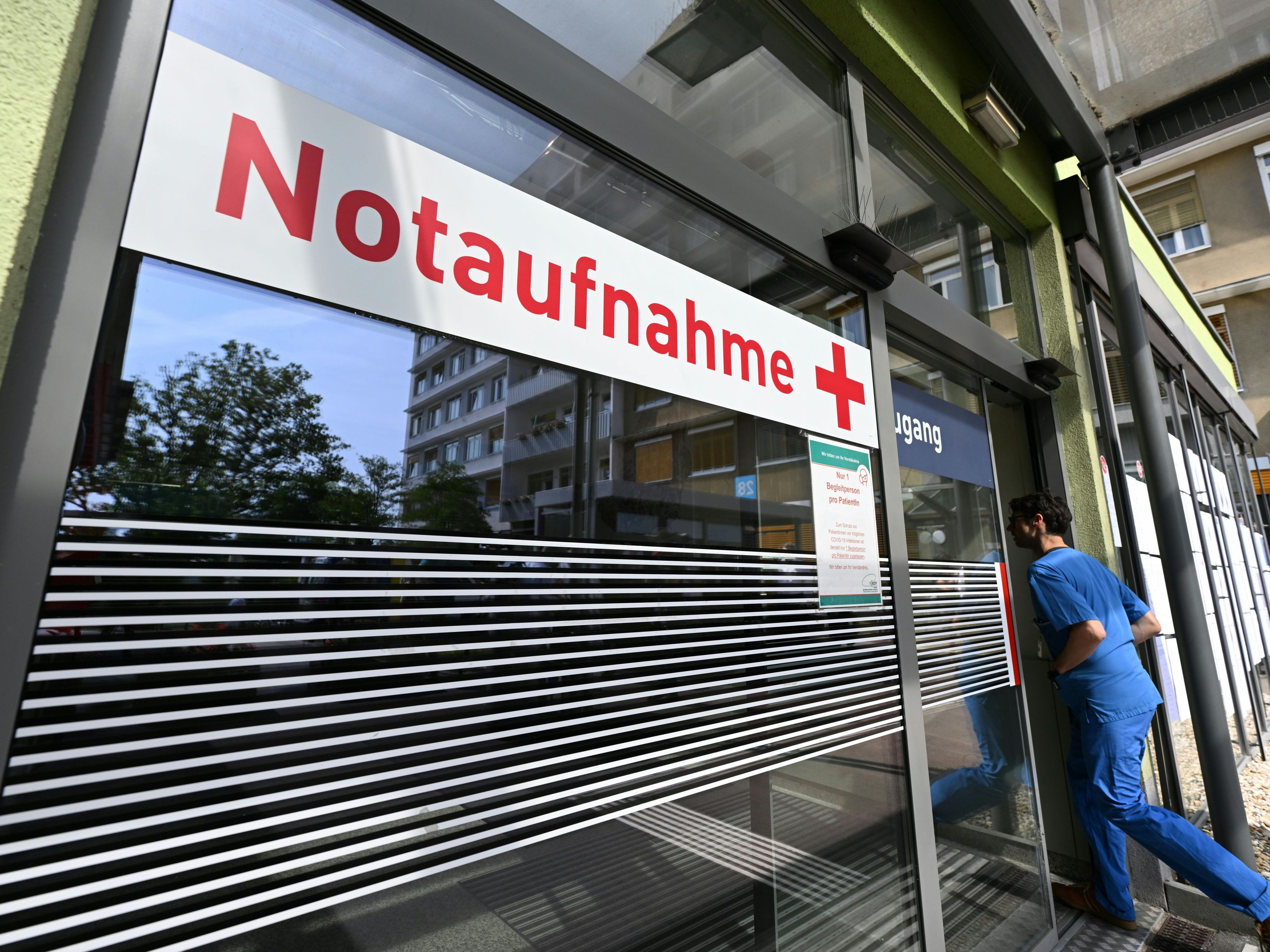 Die Frau konnte aus Kapazitätsgründen in keinem spezialisierten Spital behandelt werden. Die Frau konnte aus Kapazitätsgründen in keinem spezialisierten Spital behandelt werden.