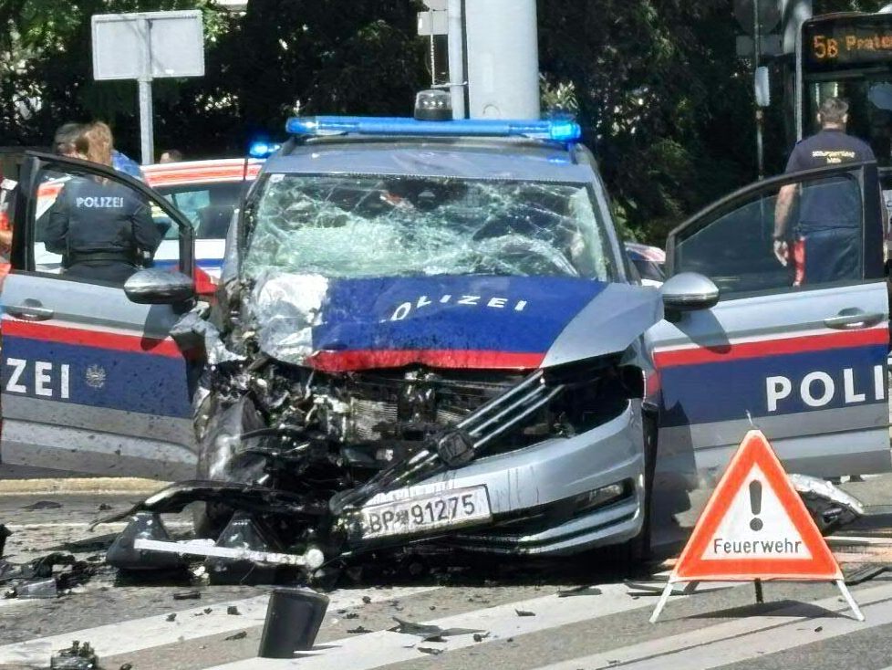 Eine Einsatzfahrt der Wiener Polizei endete mit einem Auffahrunfall.