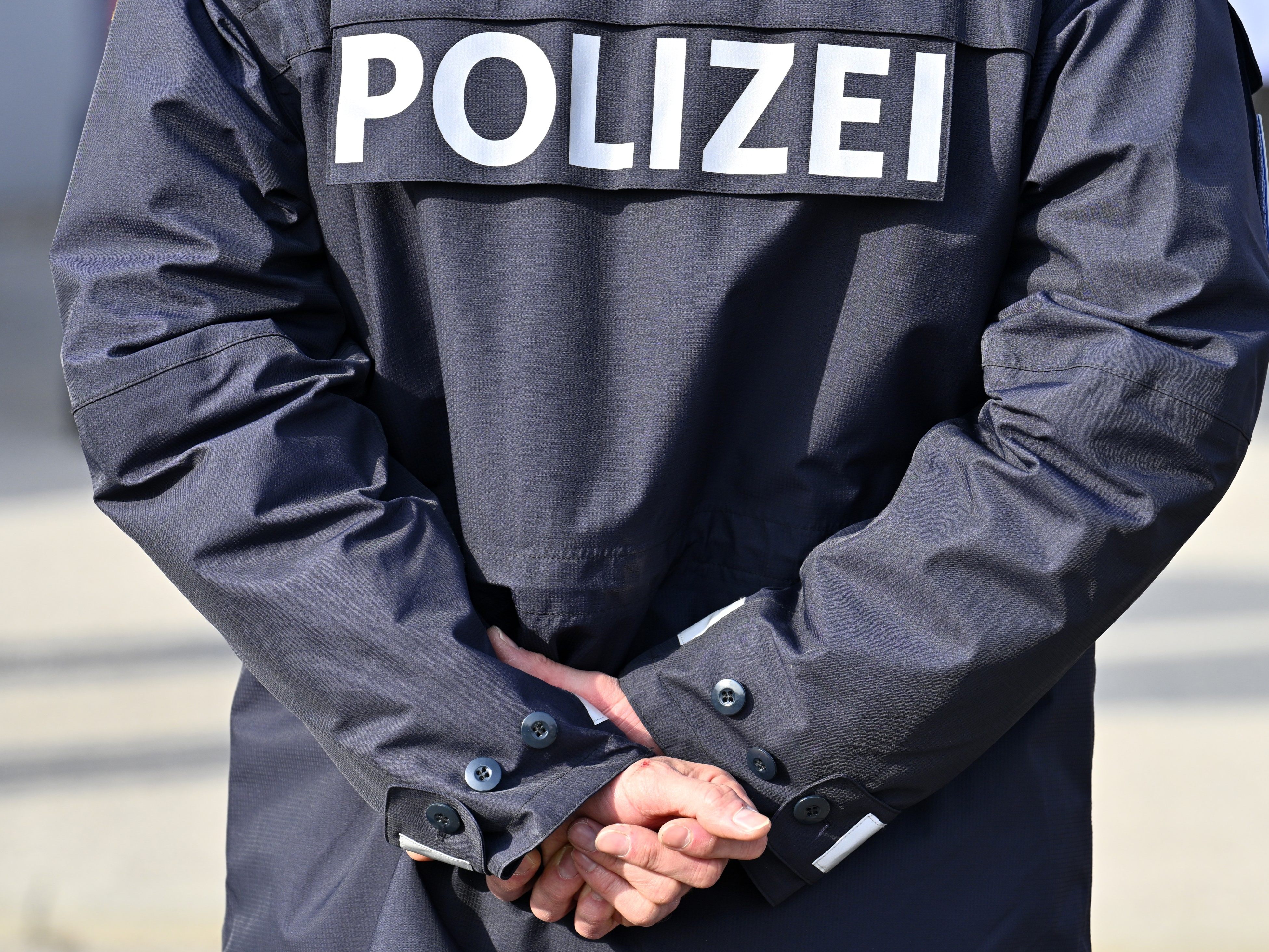 Ein Beamter wurde bei dem Einsatz leicht verletzt. Ein Beamter wurde bei dem Einsatz leicht verletzt.