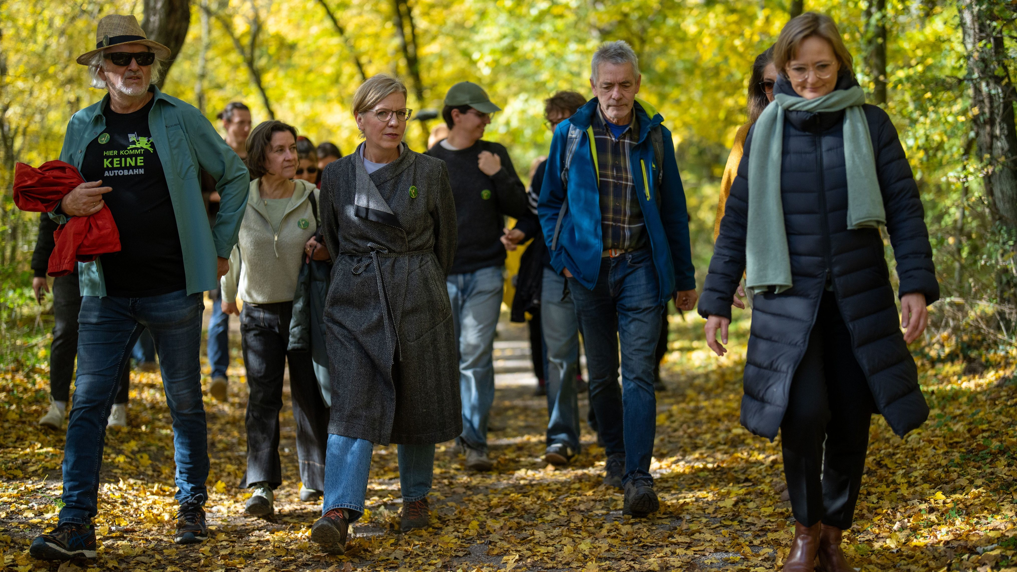 Gewessler kritisiert den Lobautunnel bei einem Lokalaugenschein in der Lobau.
