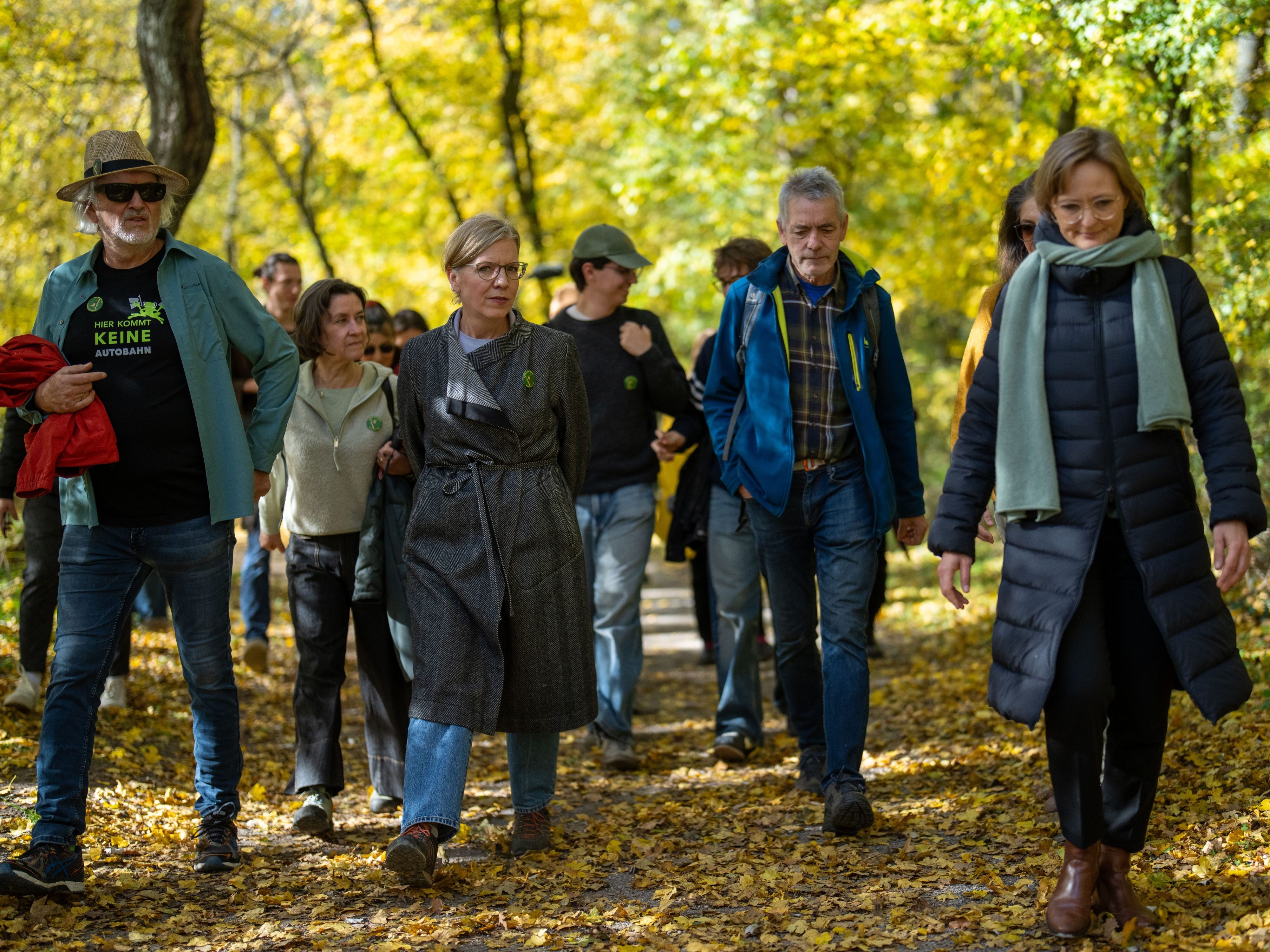 Gewessler kritisiert den Lobautunnel bei einem Lokalaugenschein in der Lobau.