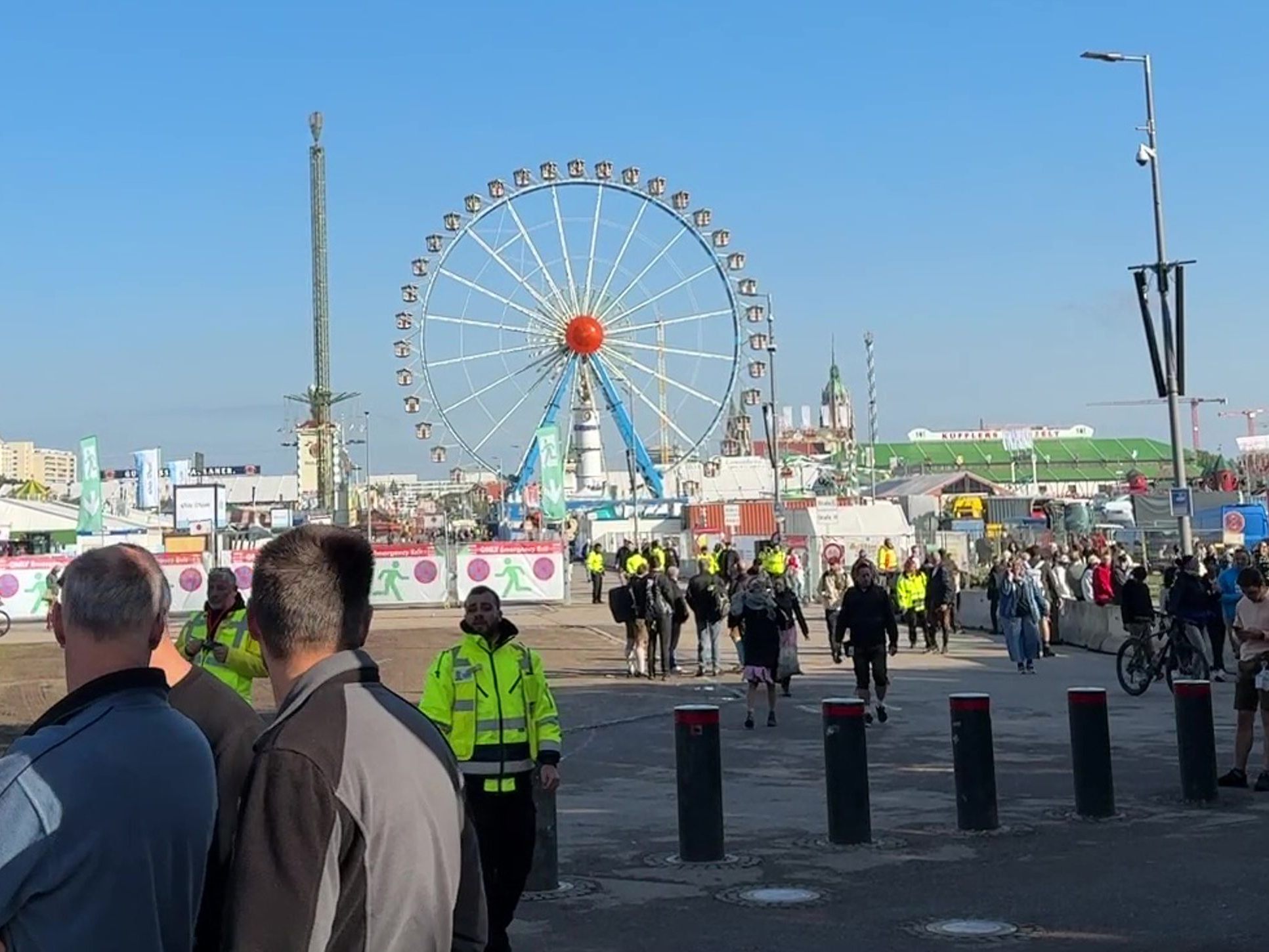 Nach einer Explosion in München durchsucht die Polizei auch das Oktoberfest-Gelände.