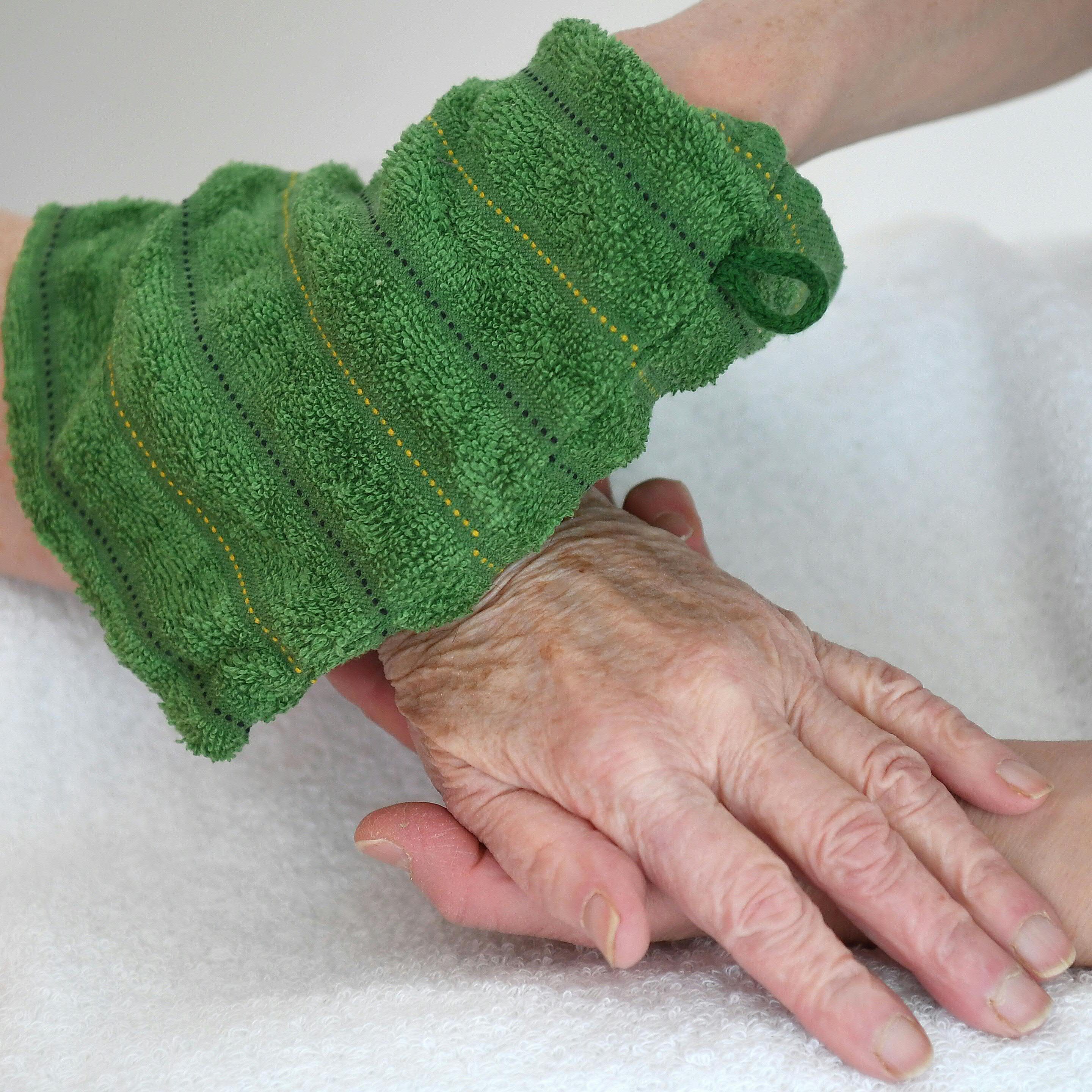 Die KV-Verhandlungen der Sozialwirtschaft gehen im November weiter. Im Bild: Eine Pflegerin.