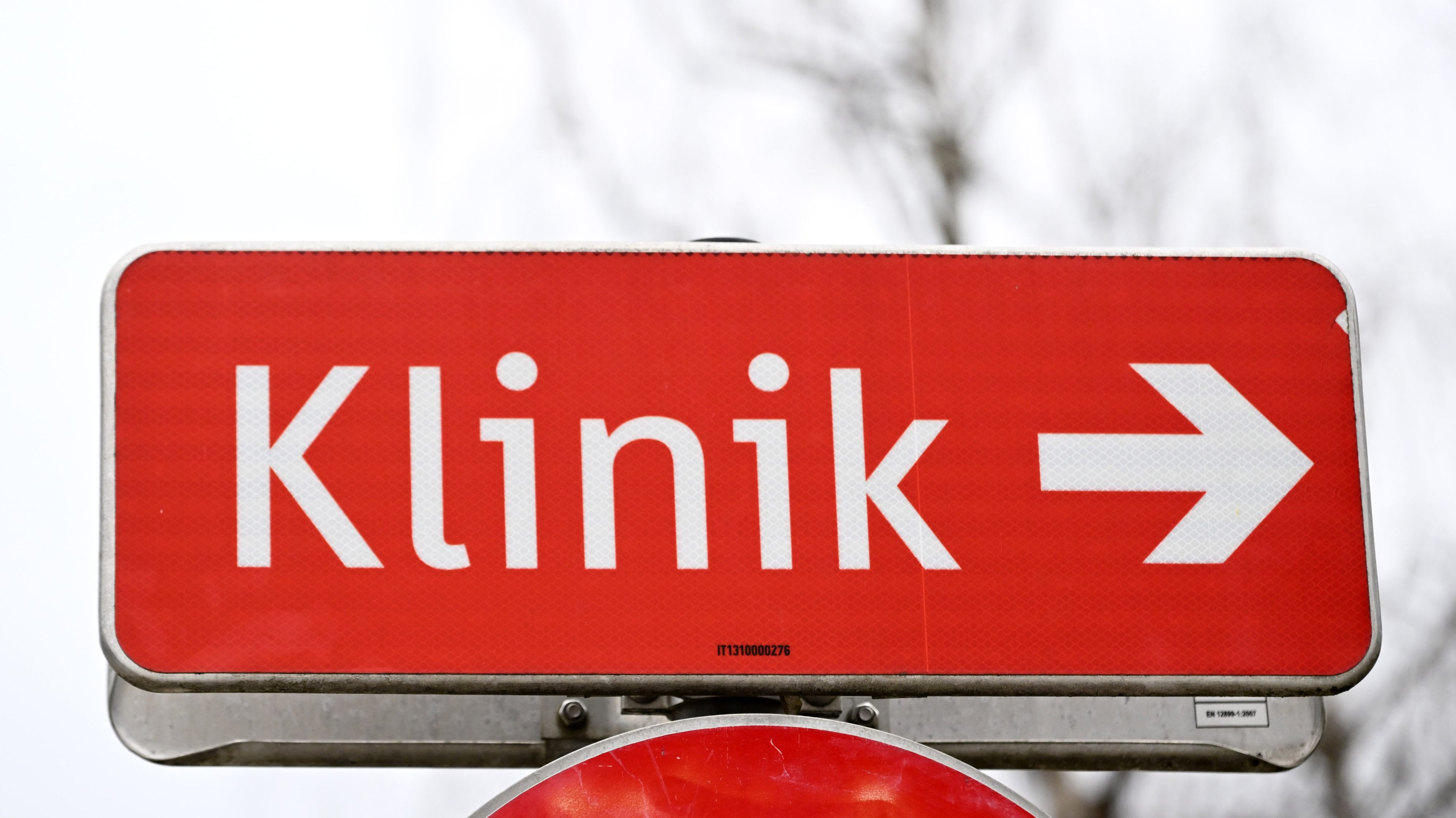 Nach dem Tod einer Patientin mehren sich die politischen Forderungen nach besserer Abstimmung.